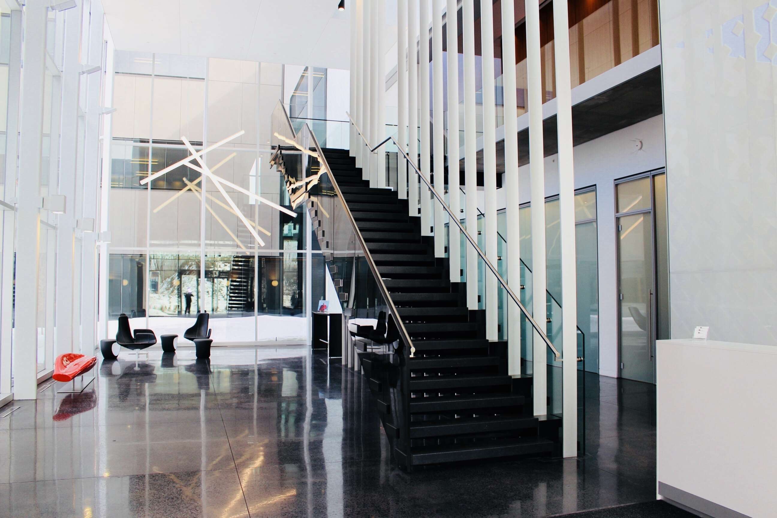 Des escaliers commerciaux qui allient fonctionnalité, sécurité et élégance