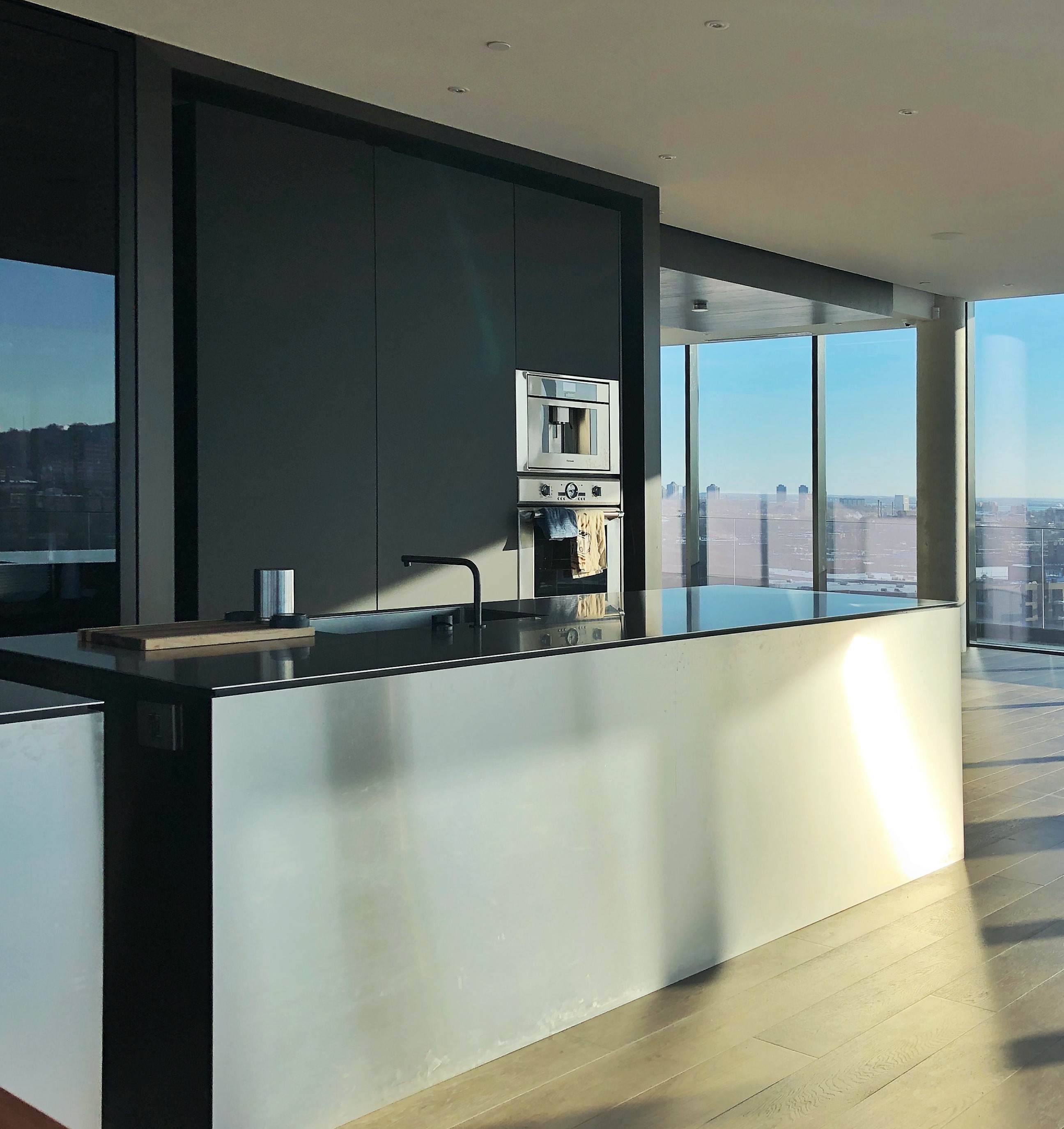 Agencement décor cuisine design conçu sur mesure et selon vos préférences par SLIK Entreprise.