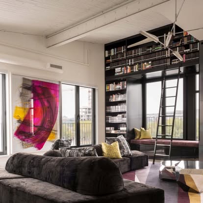 Bibliothèque murale pour maison prestige conçue sur mesure par SLIK Entreprise.