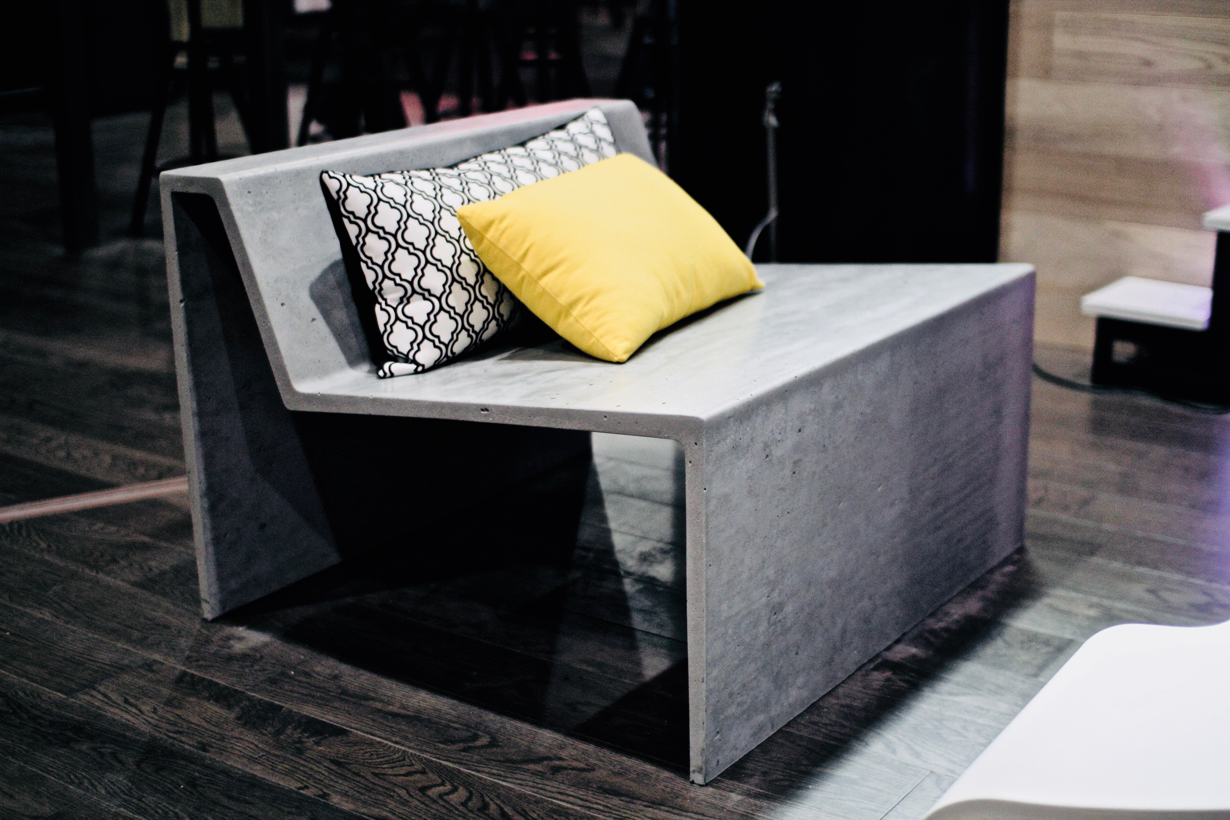 Réalisation chaise contemporaine, stylée, secteur commercial.