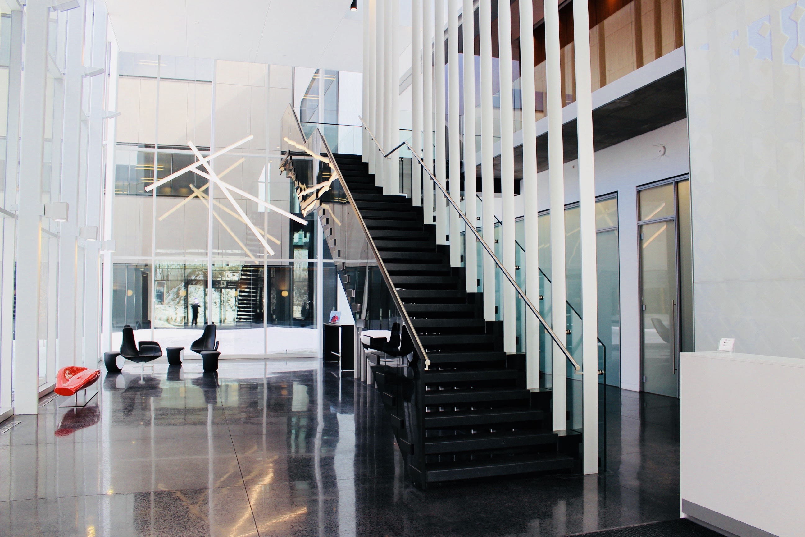 Réalisation Slik Entreprise, escalier commercial moderne installé dans un édifice contemporain