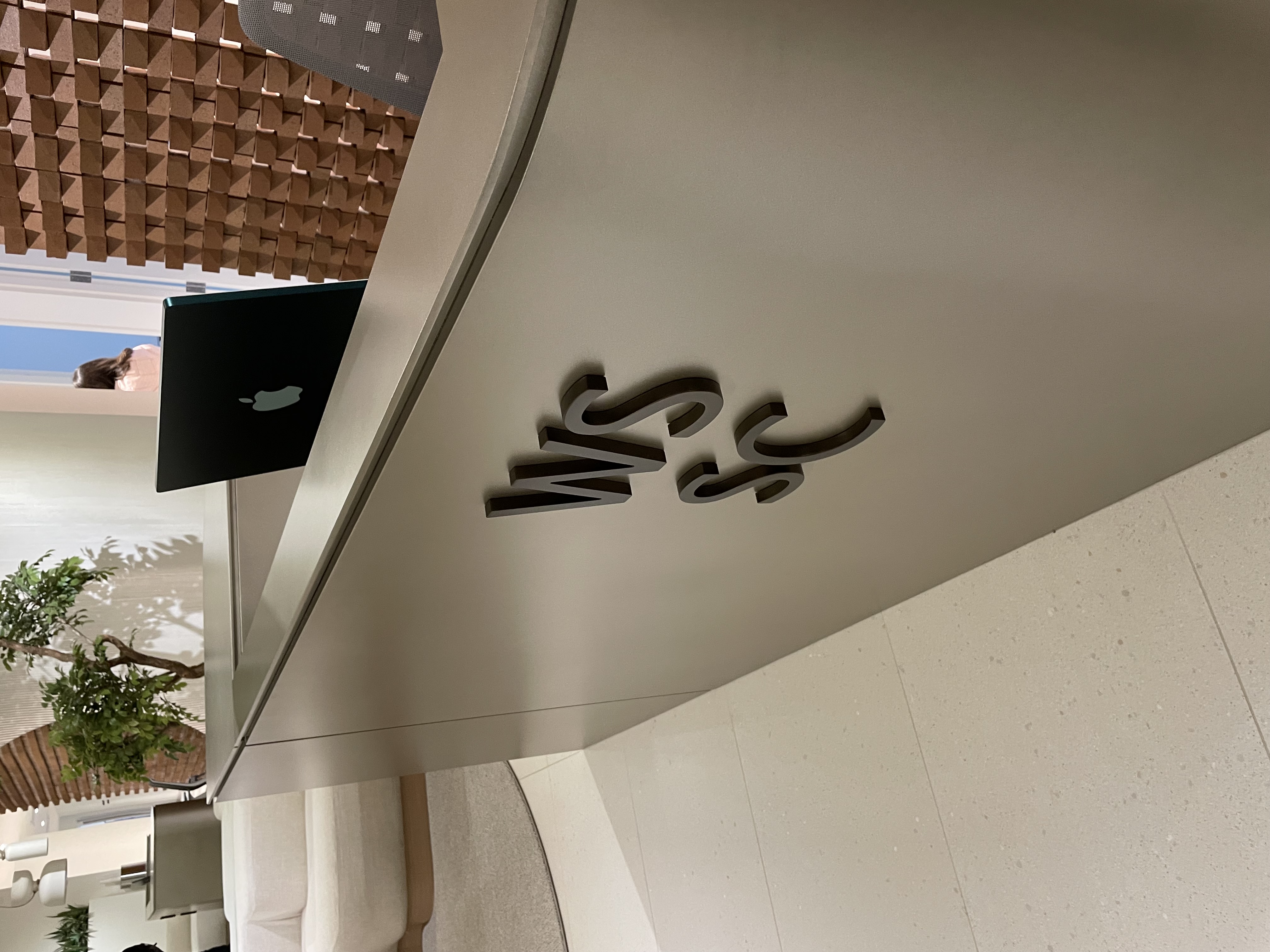 Vue d’ensemble comptoir d'accueil pour bureaux, réception et locaux au design intégré avec soin à vos espaces.