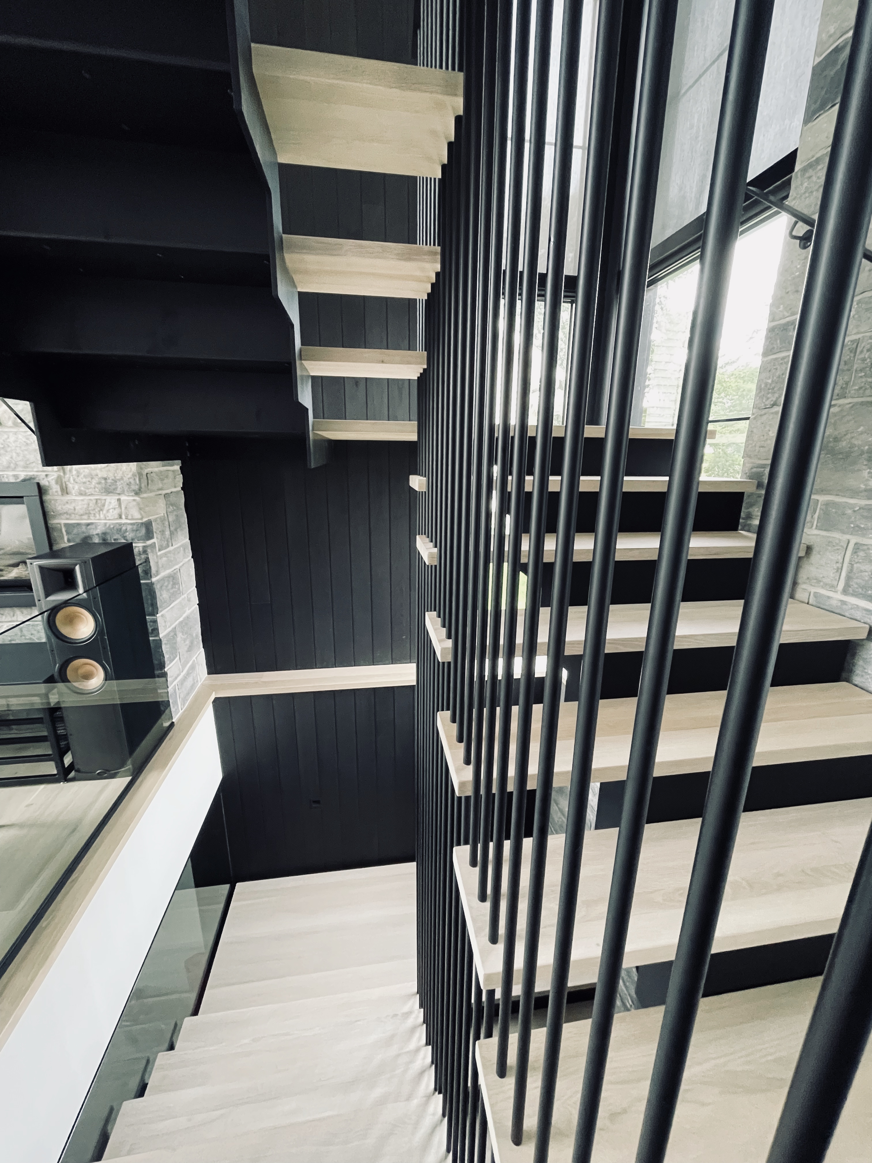 Escalier architectural personnalisé fabriqué sur mesure pour un projet résidentiel.