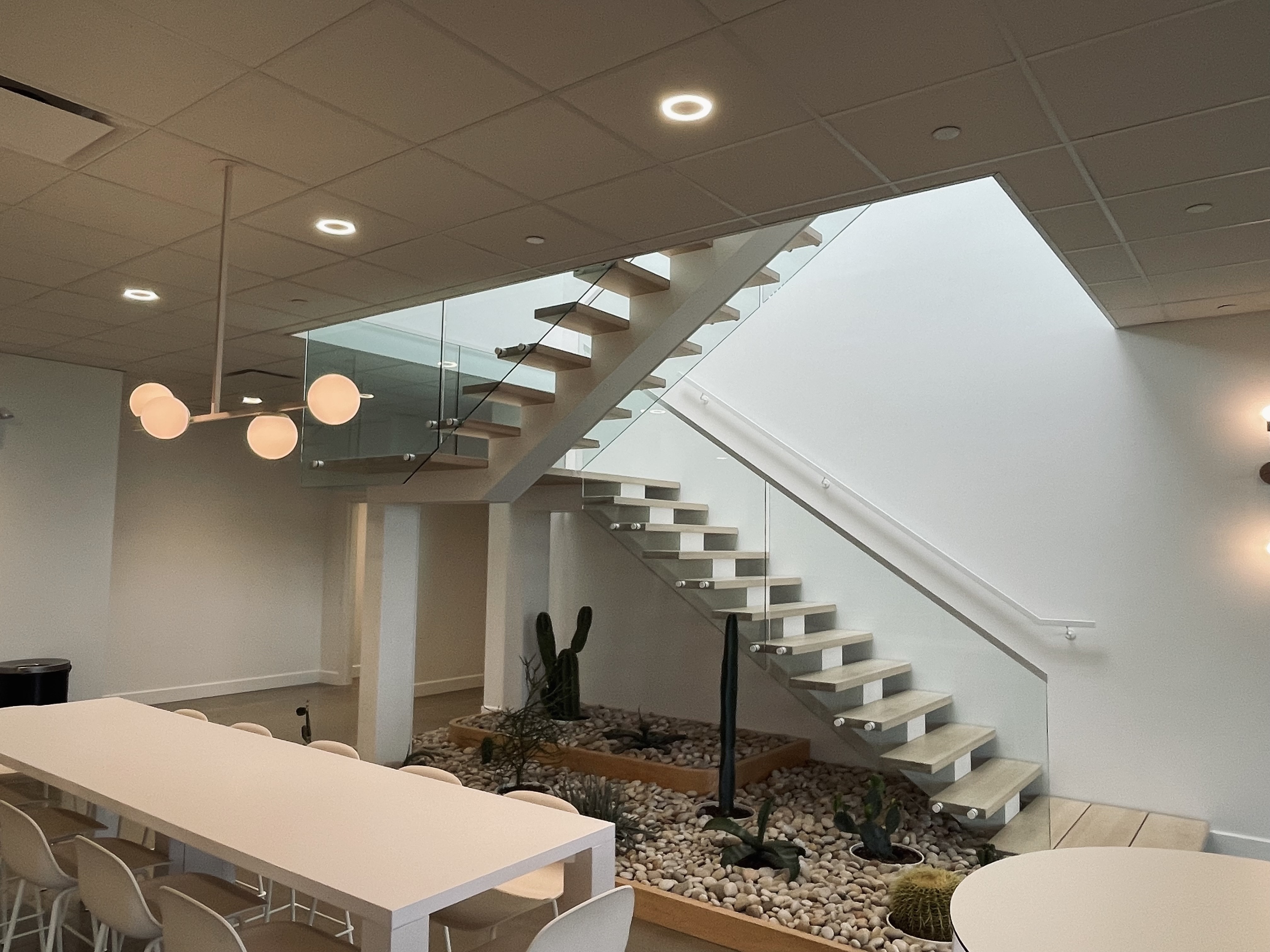 SLIK Entreprise conçoit des escaliers architecturaux sur mesure pour clientèle commerciale et résidentielle haut de gamme.