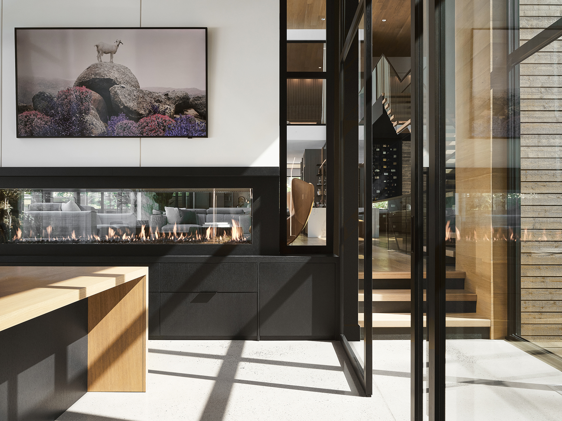 Conception escalier intérieur moderne installé dans une résidence contemporaine.