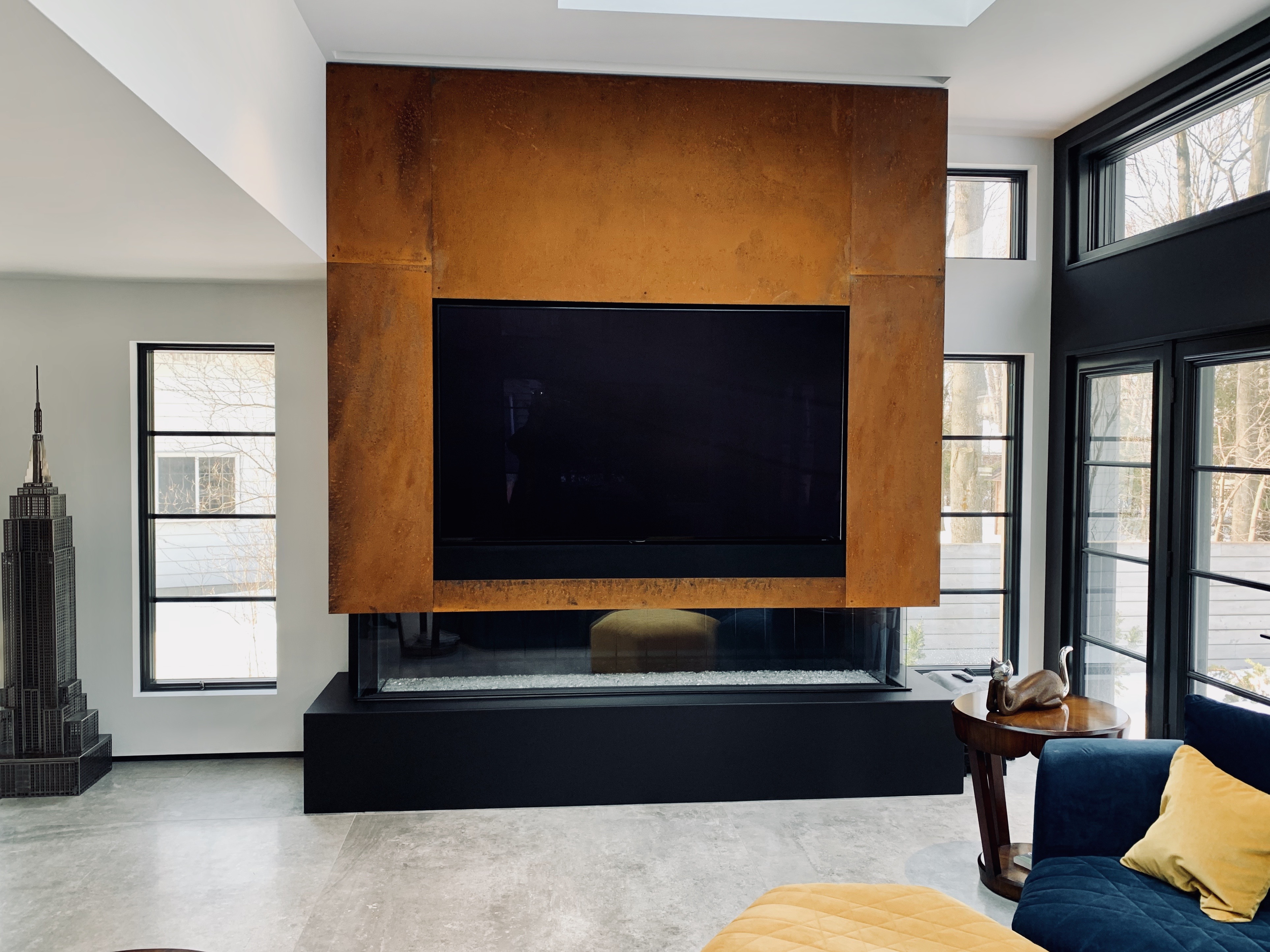 Optez pour un design épuré avec un manteau de foyer – une touche de modernité signée SLIK Entreprise.