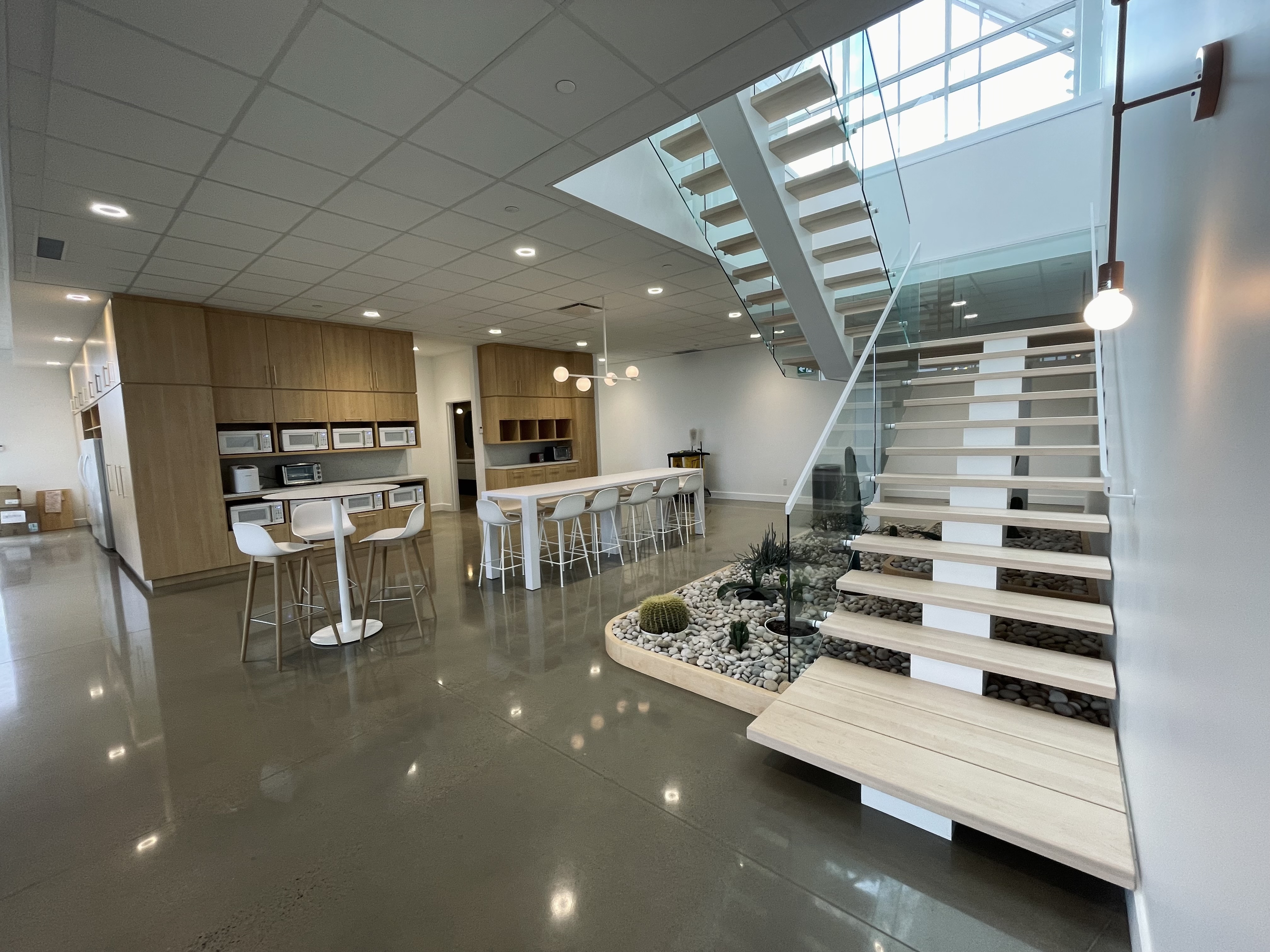 Projet de pose escalier commercial réalisé par SLIK Entreprise.