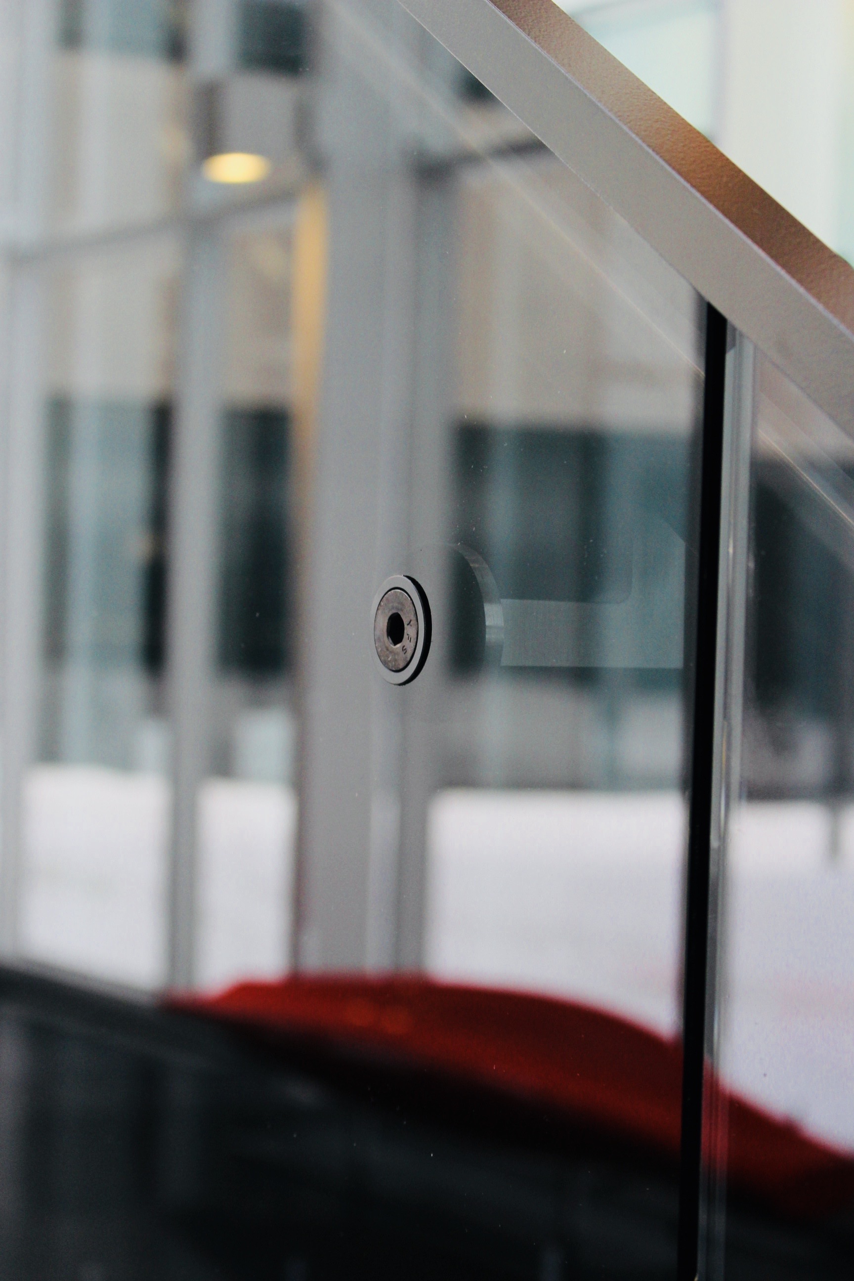 Design escalier commercial unique installé dans un établissement moderne