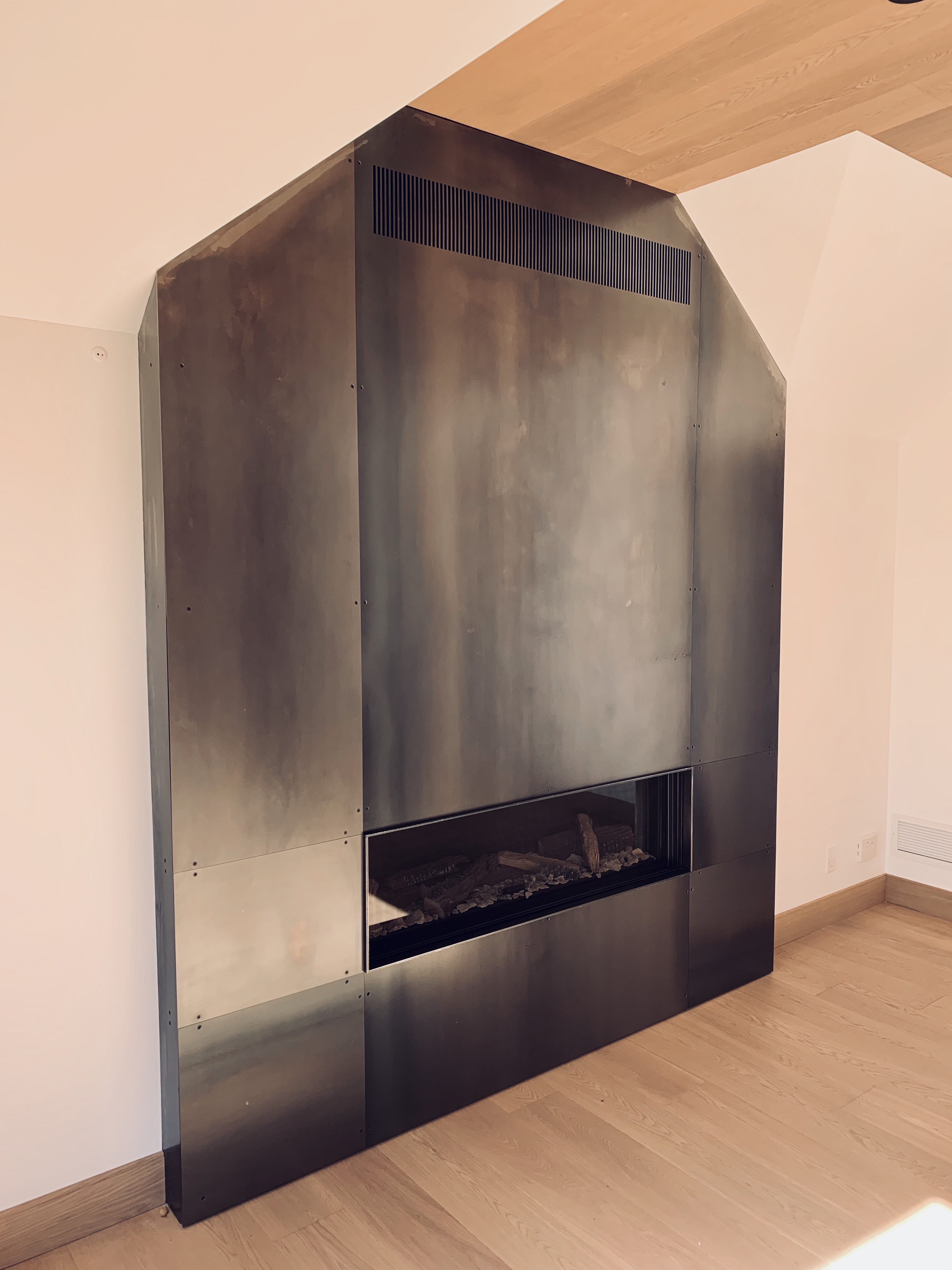 Réalisation haut de gamme : manteau de foyer design pour un look chic et chaleureux.