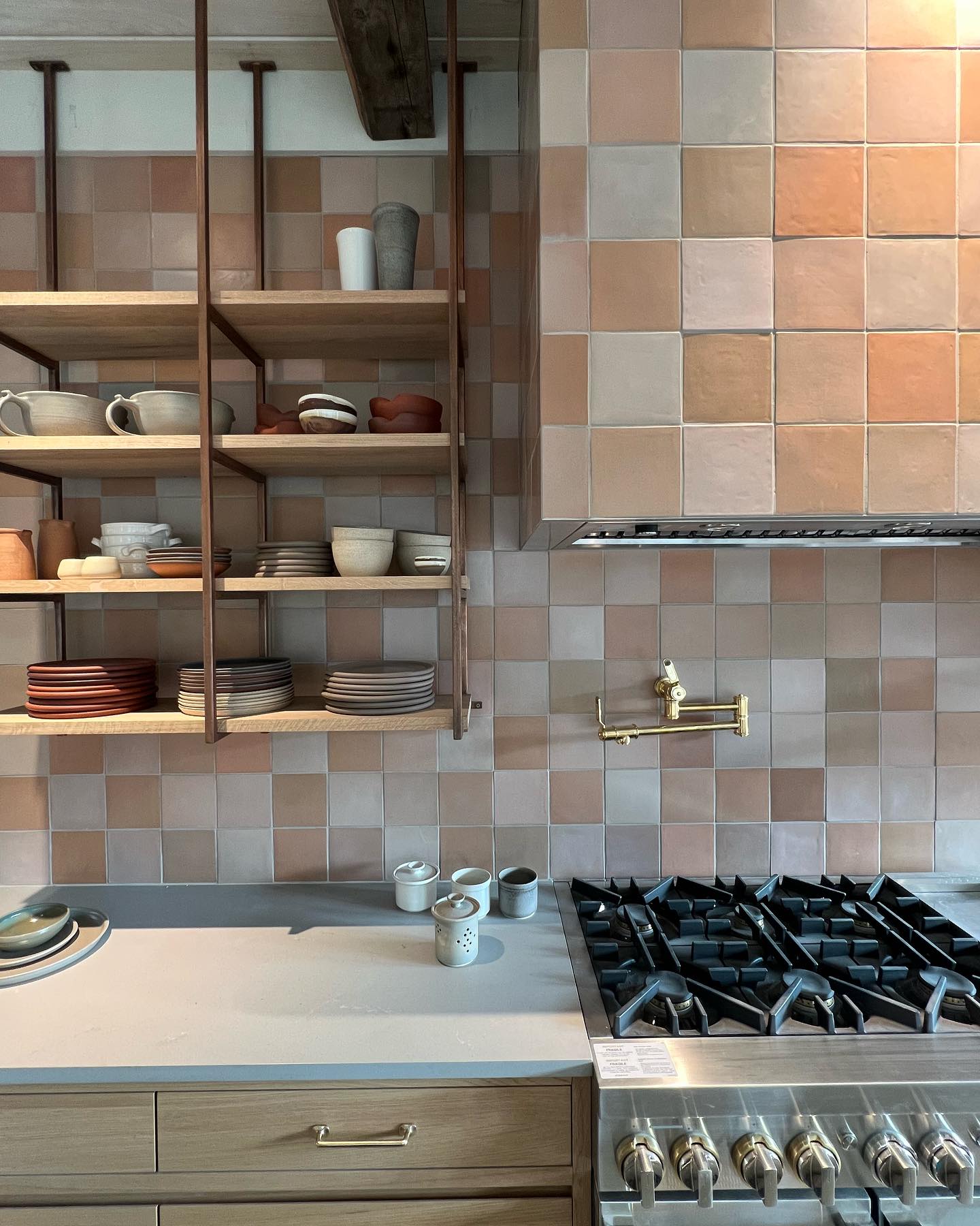 Projet architectural : élément de décoration pour cuisine moderne pensé pour hamoniser vos espaces.