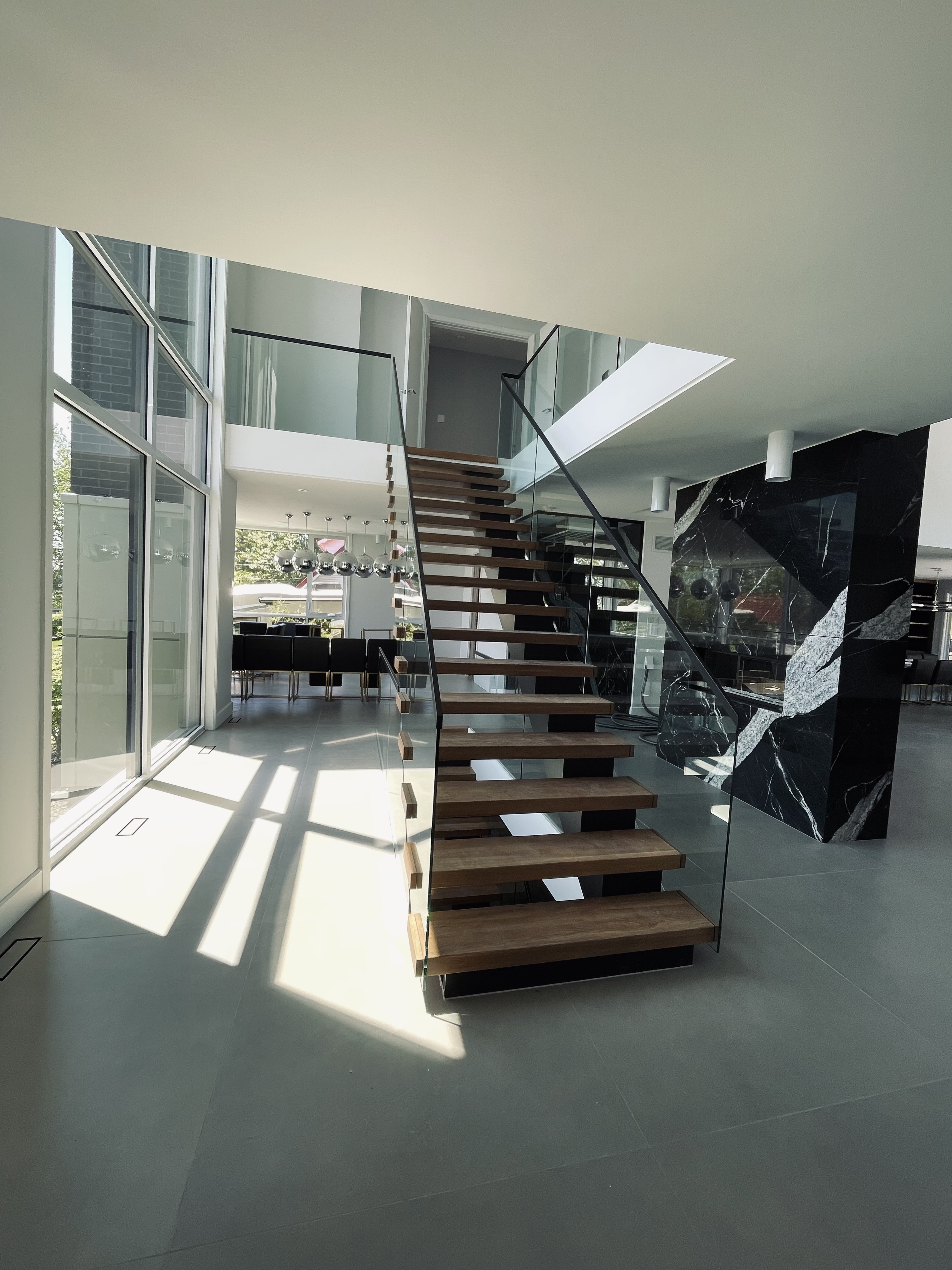 Projet de escalier commercial moderne réalisé par SLIK Entreprise.