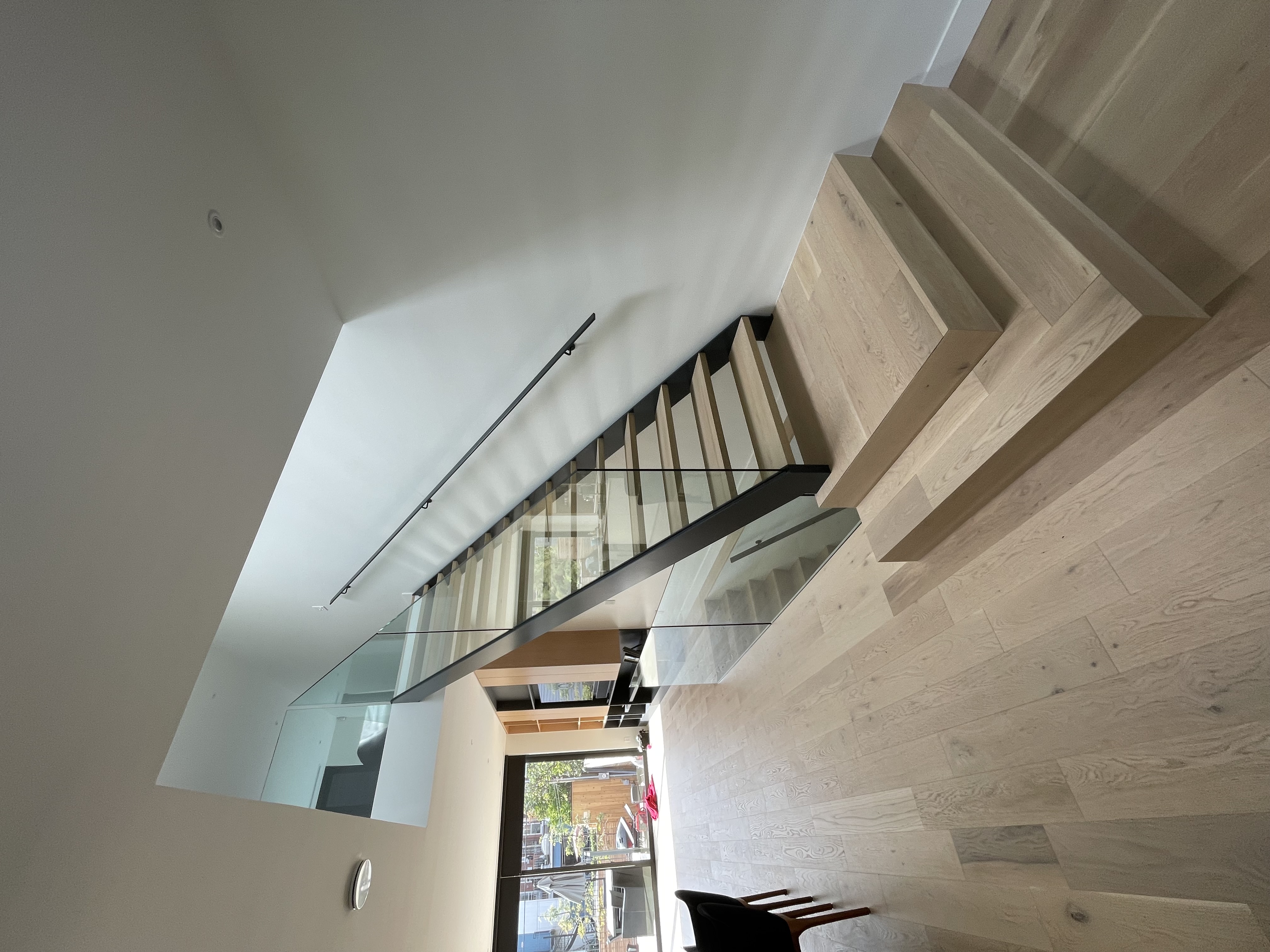 Escalier architectural bois et métal au design unique conçu par SLIK Entreprise.