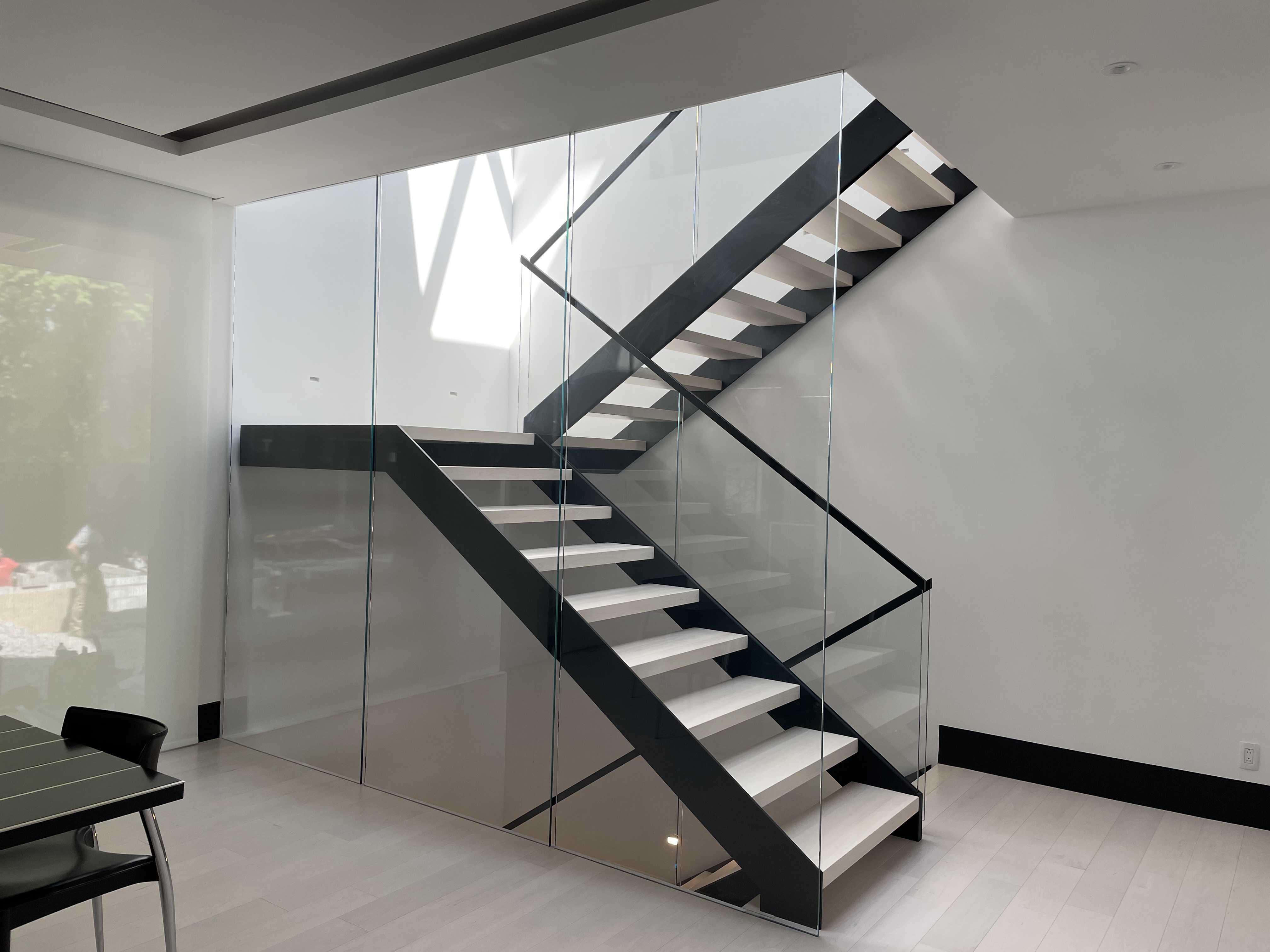 Projet de escalier commercial bois et métal réalisé par SLIK Entreprise.