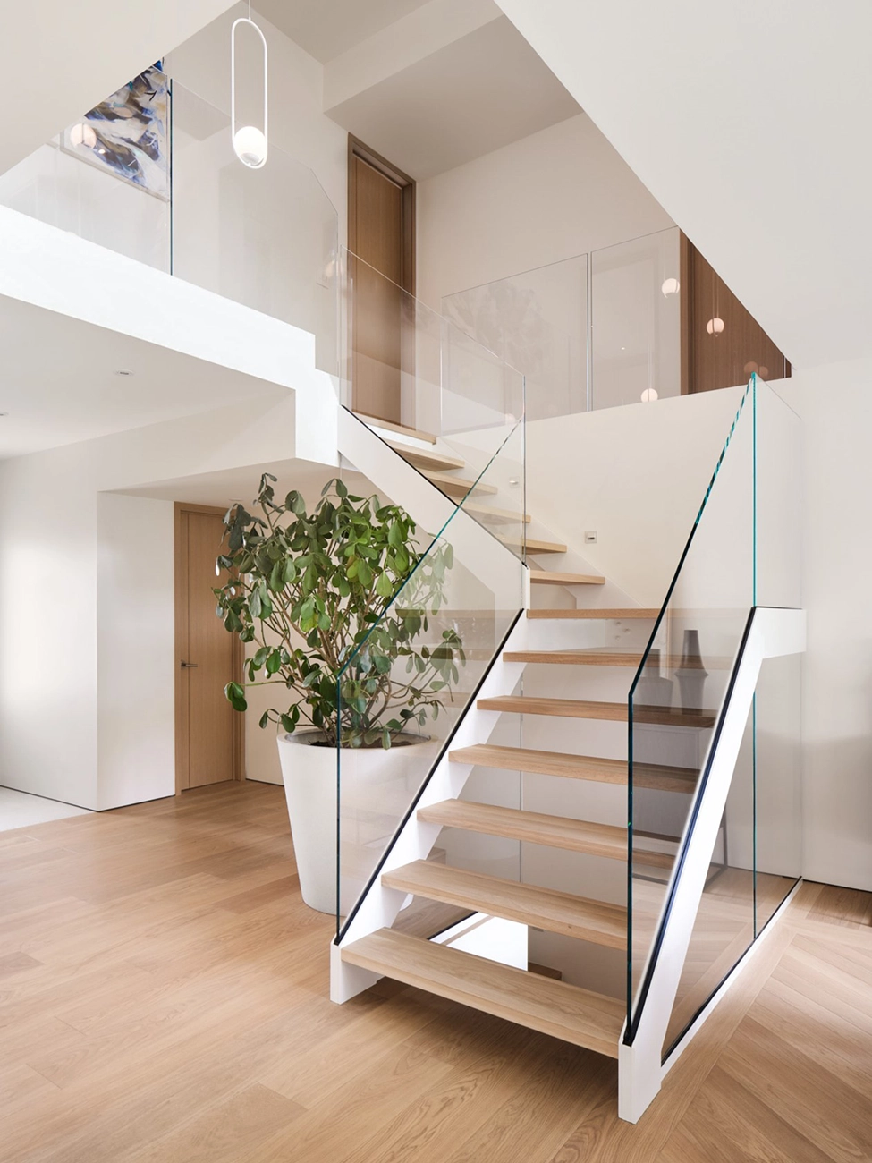 Projet d'escalier architectural minimaliste réalisé par SLIK Entreprise.