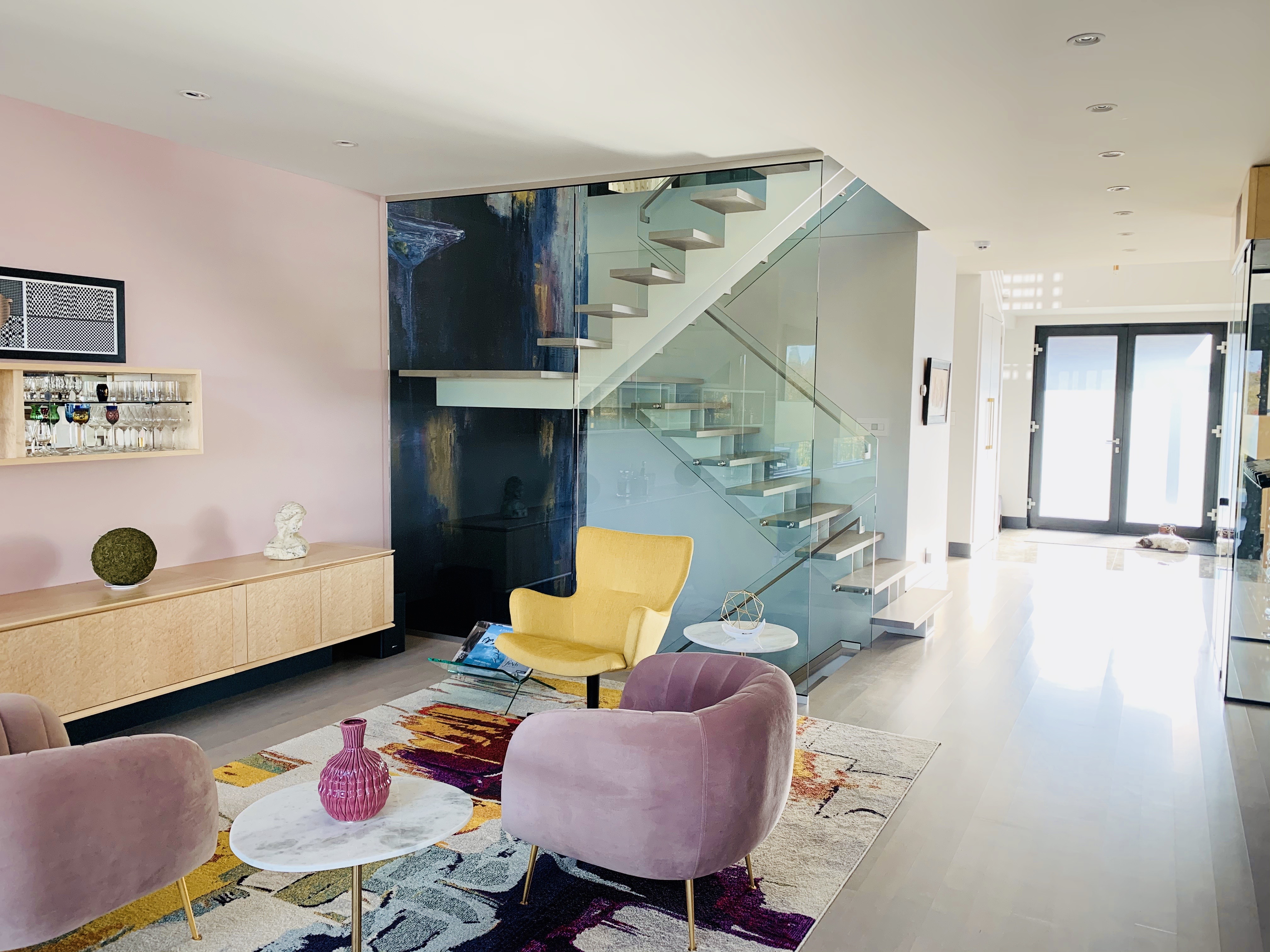 Escalier architectural moderne fabriqué sur mesure pour un projet résidentiel.