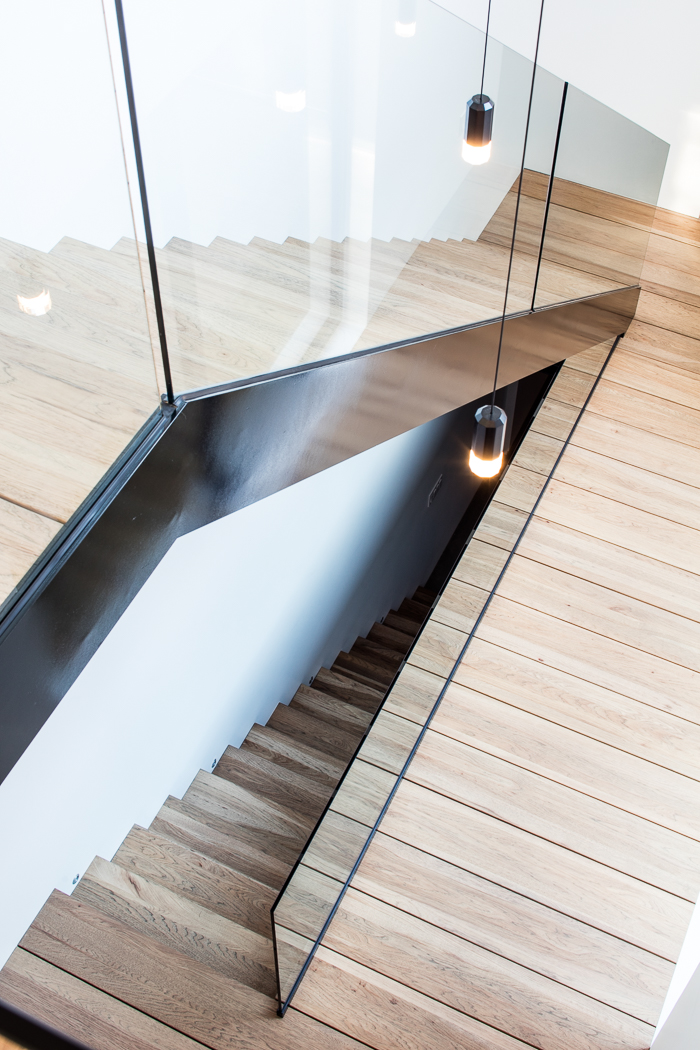 Escalier architectural personnalisé fabriqué sur mesure pour un projet résidentiel.