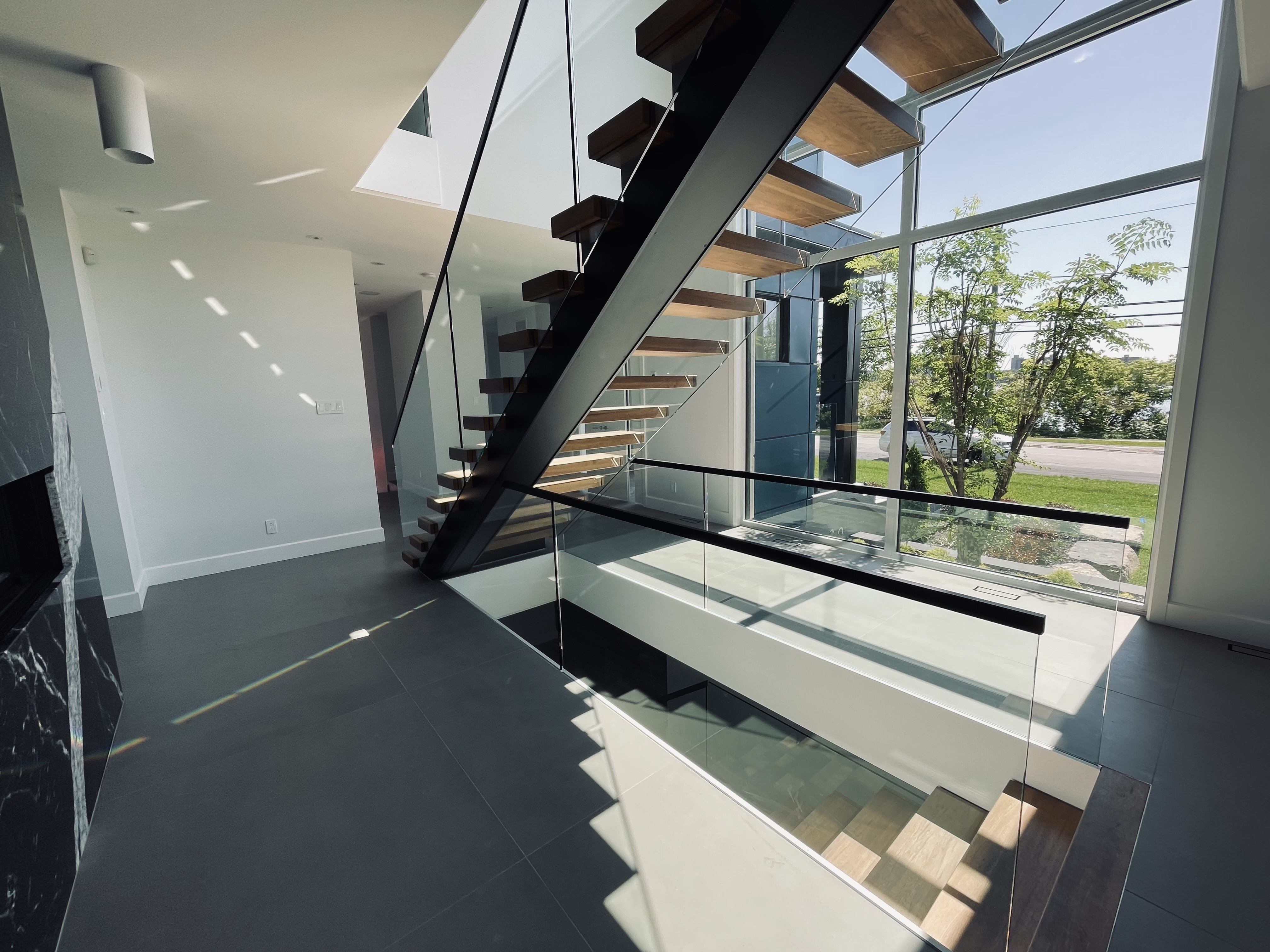 Inspiration design d'escalier commercial bois et métal pour bureaux et établissement commerciaux