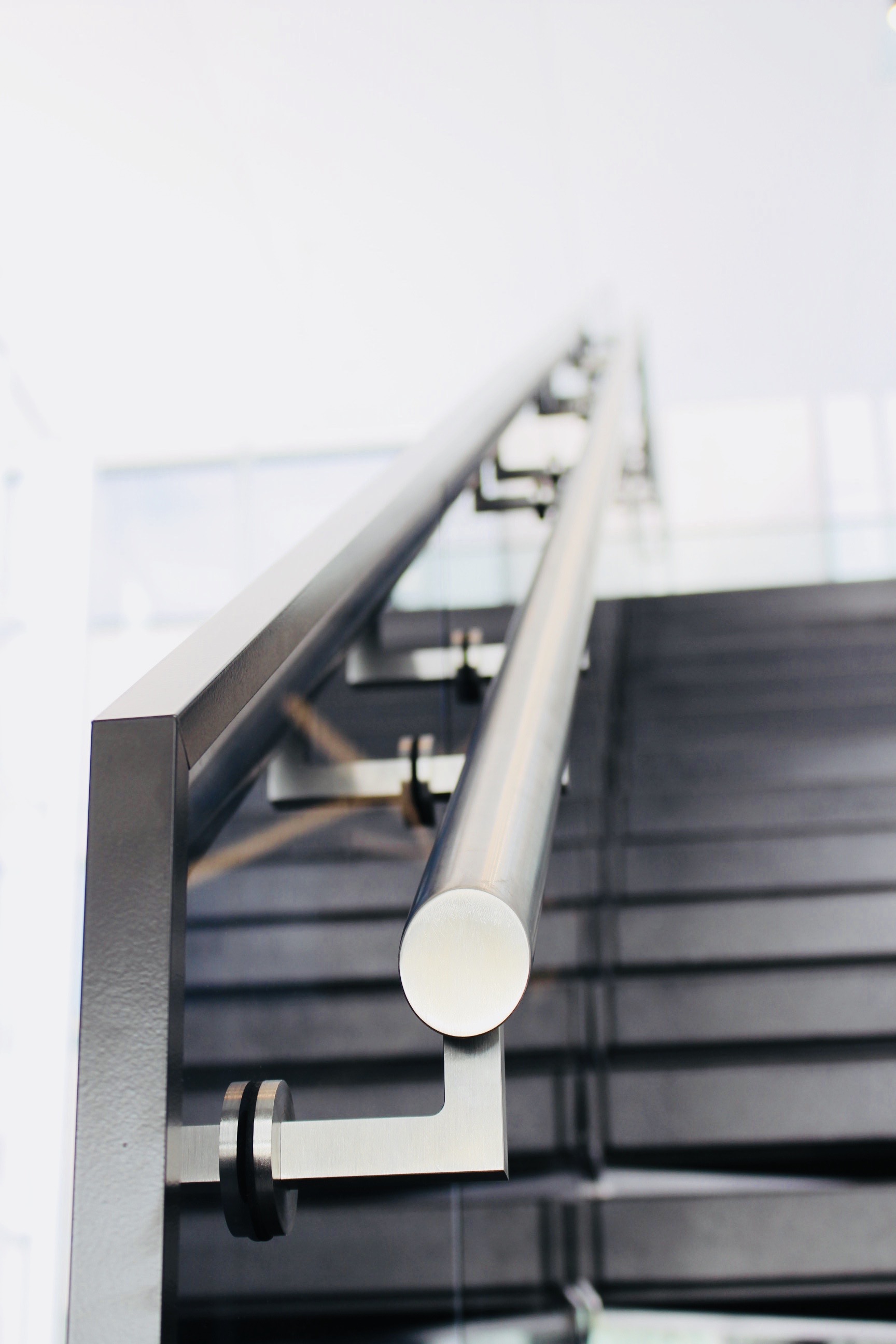 Un escalier commercial classique et design, idéal pour rehausser votre image de marque