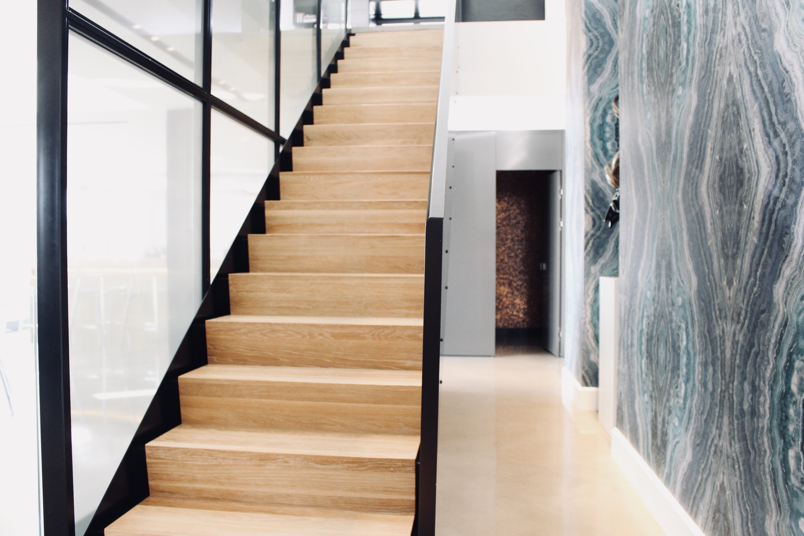 Projet signé SLIK Entreprise : escalier intérieur commercial