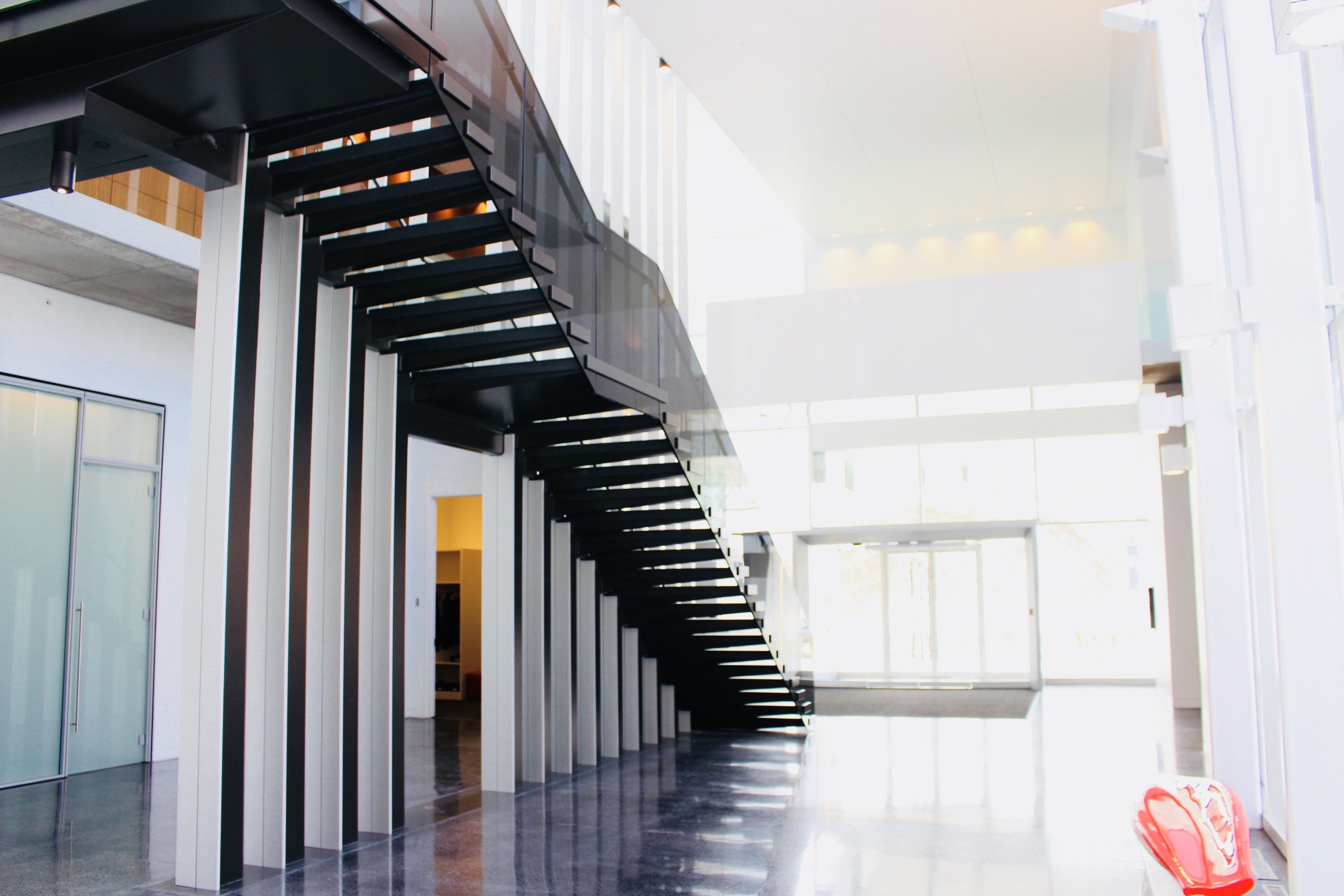 Projet signé SLIK Entreprise : espaces bureaux sublimés par un escalier d'exception