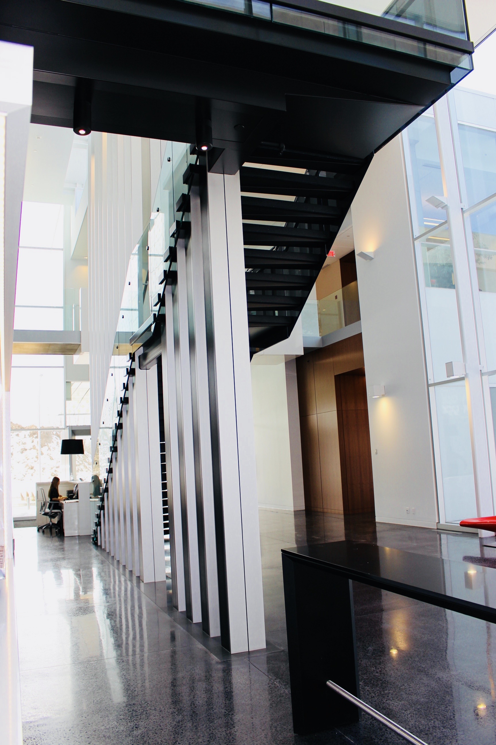 Conception sur mesure d’un escalier commercial haut de gamme pour un espace moderne.