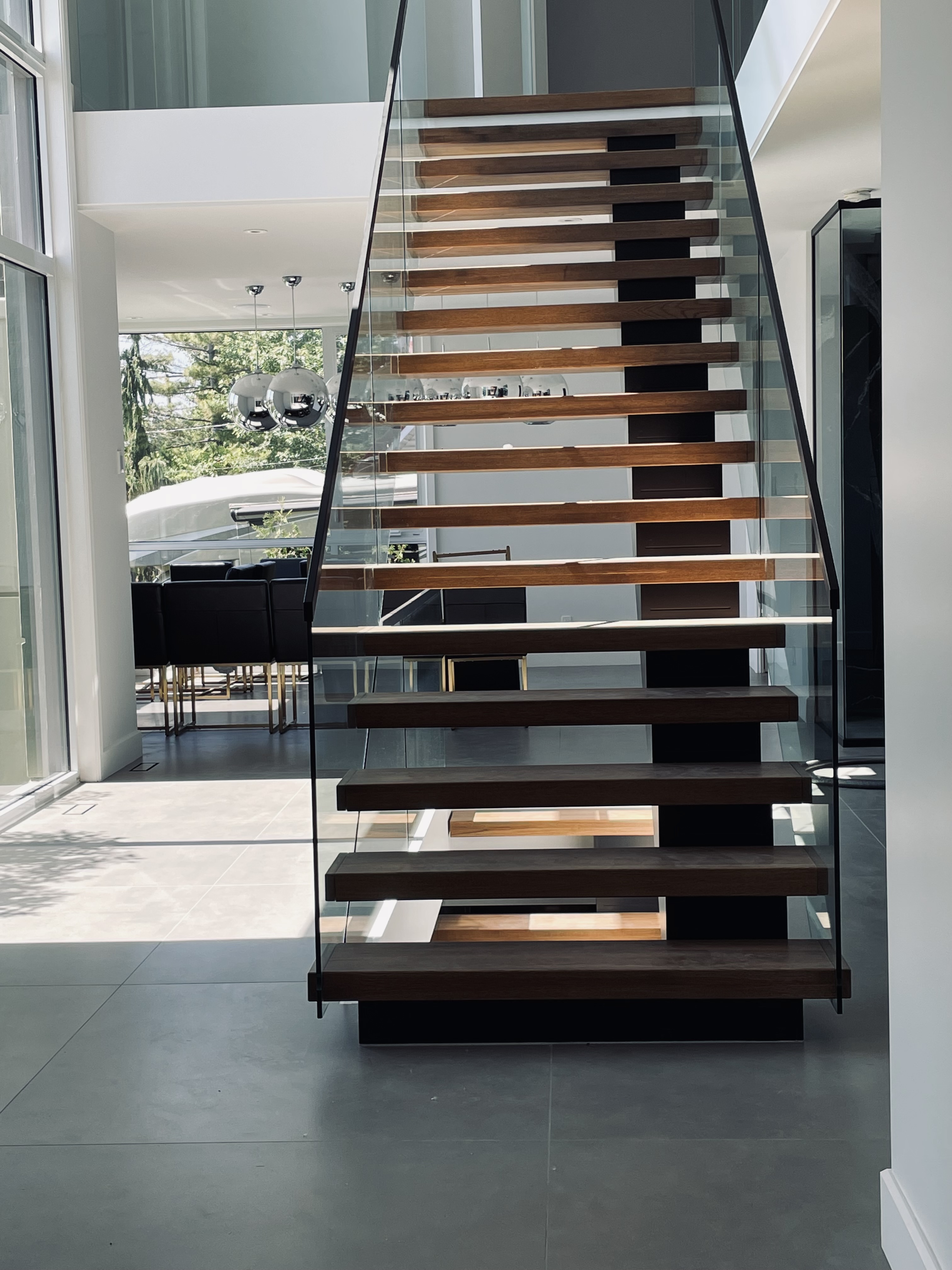 Inspiration pour escalier commercial moderne pour un intérieur architectural élégant.