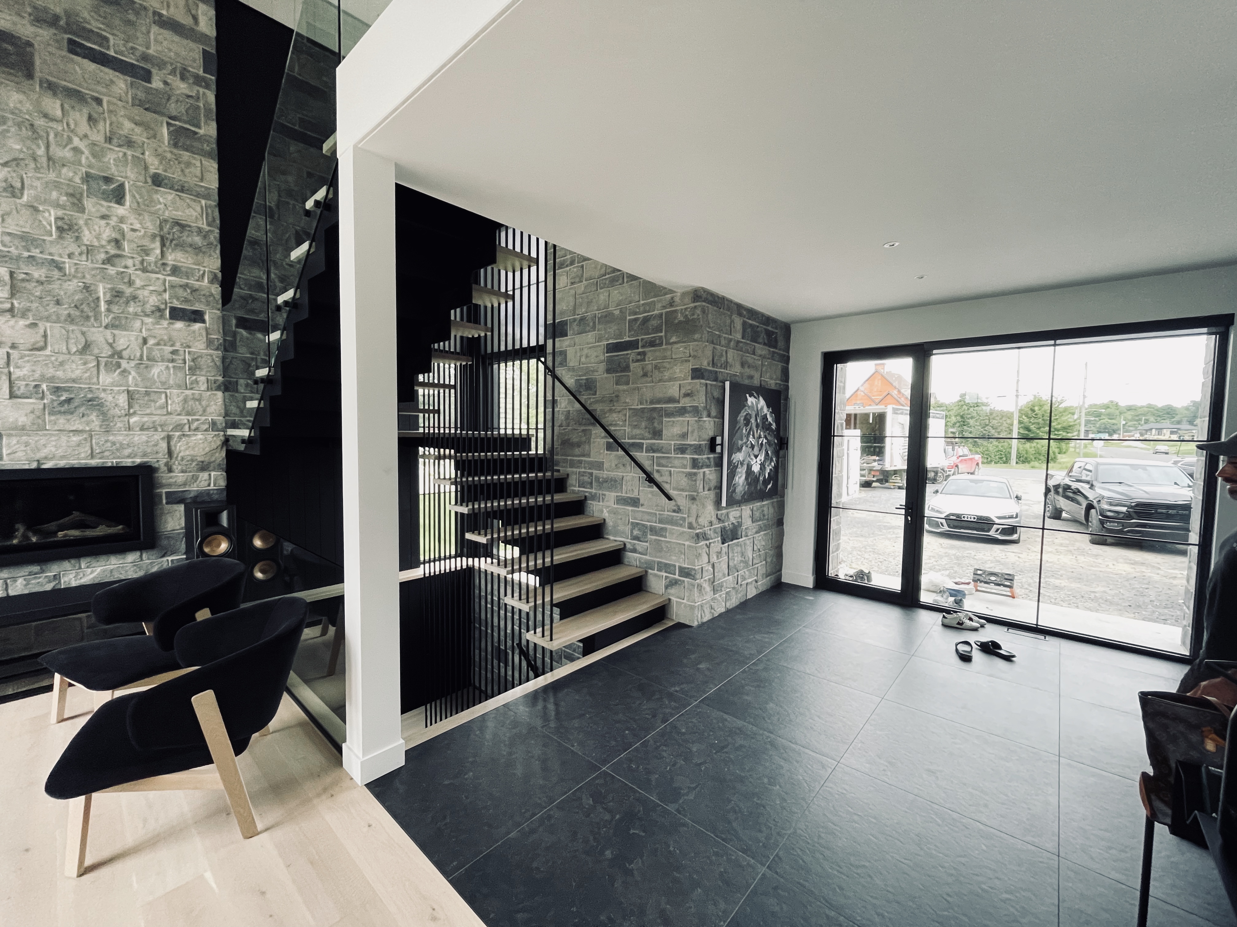 Escalier haut de gamme résidentiel, mur en brique