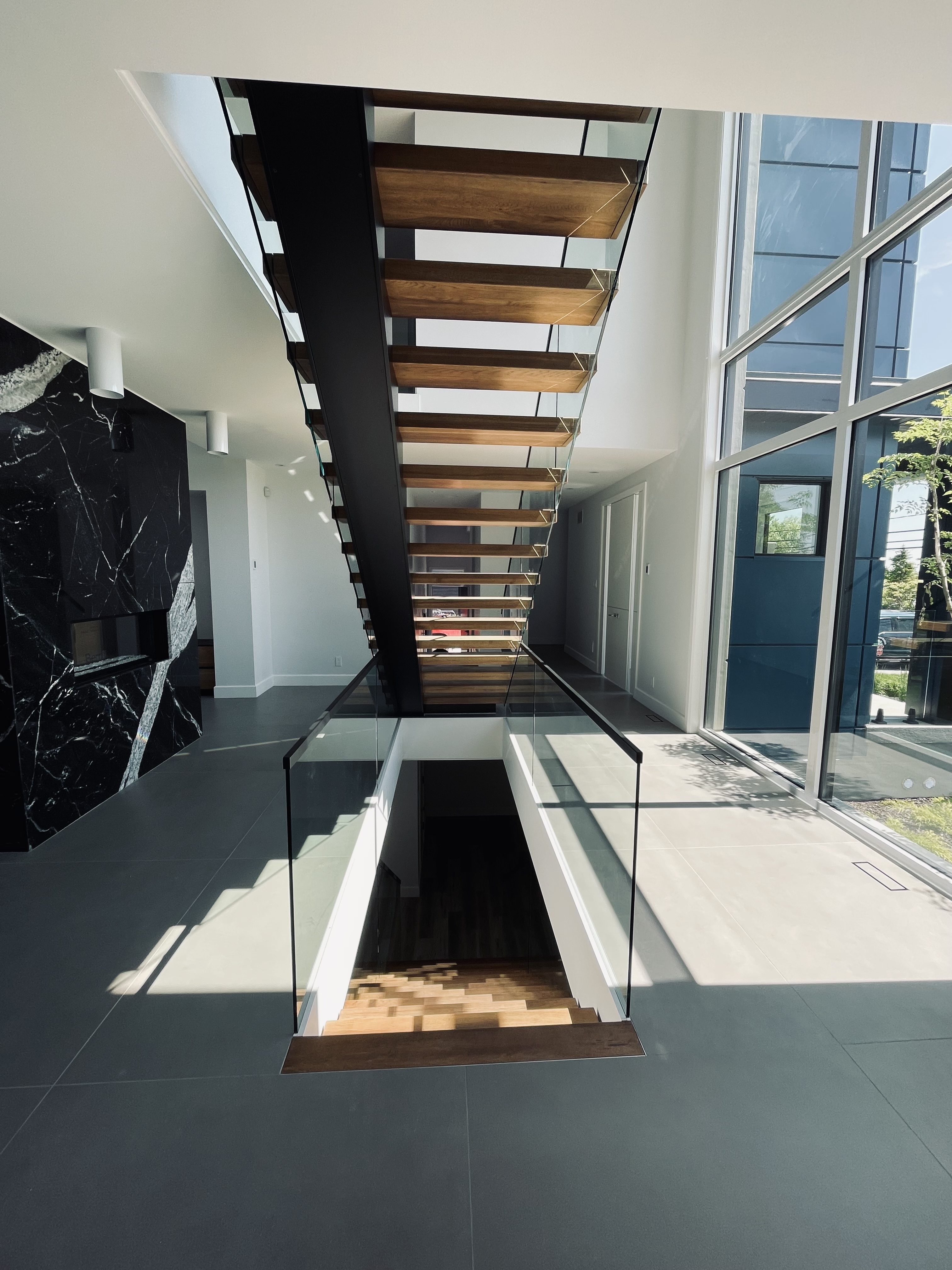 Projet d'escalier intérieur contemporain réalisé par SLIK Entreprise.