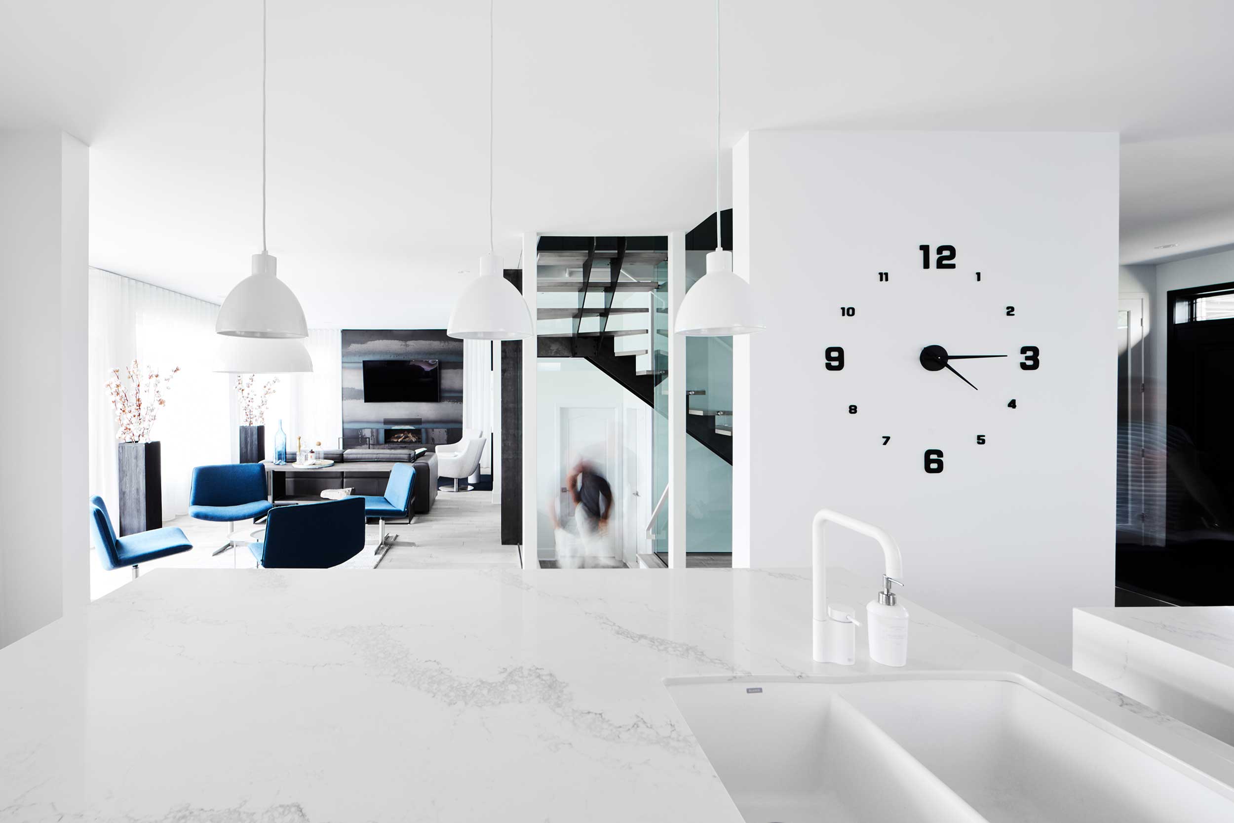 Projet signé SLIK Entreprise : escalier intérieur contemporain dans cuisine blanche.