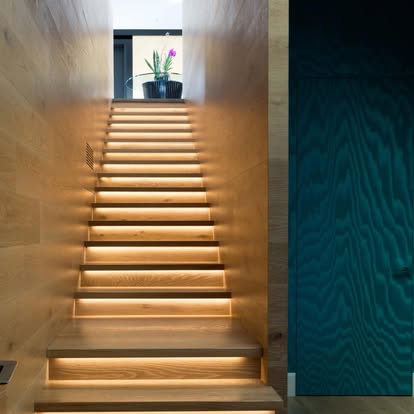 Conception sur mesure d’un escalier intérieur droit pour un espace moderne.