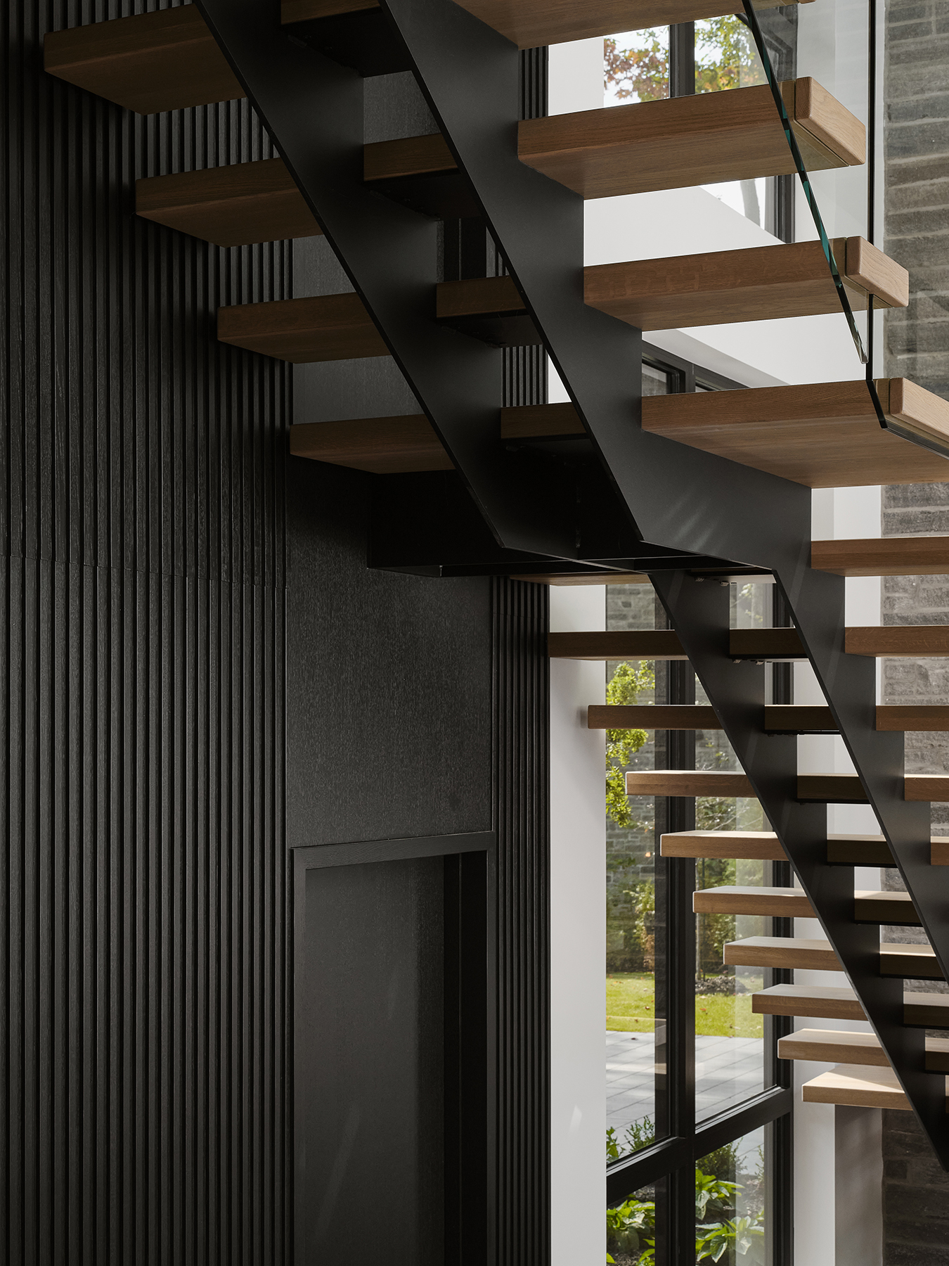 Escalier intérieur au design unique conçu par SLIK Entreprise.