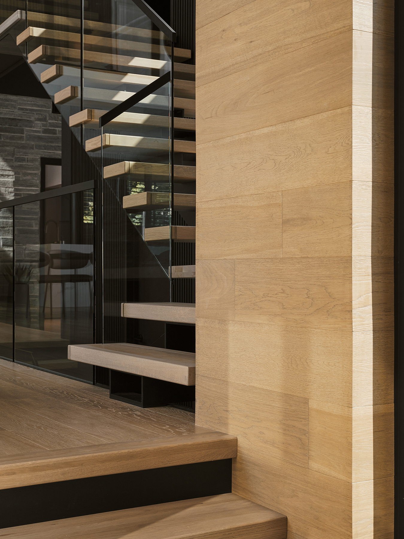 Escalier intérieur sur mesure design fabriqué par Slik Entreprise pour une résidence moderne.