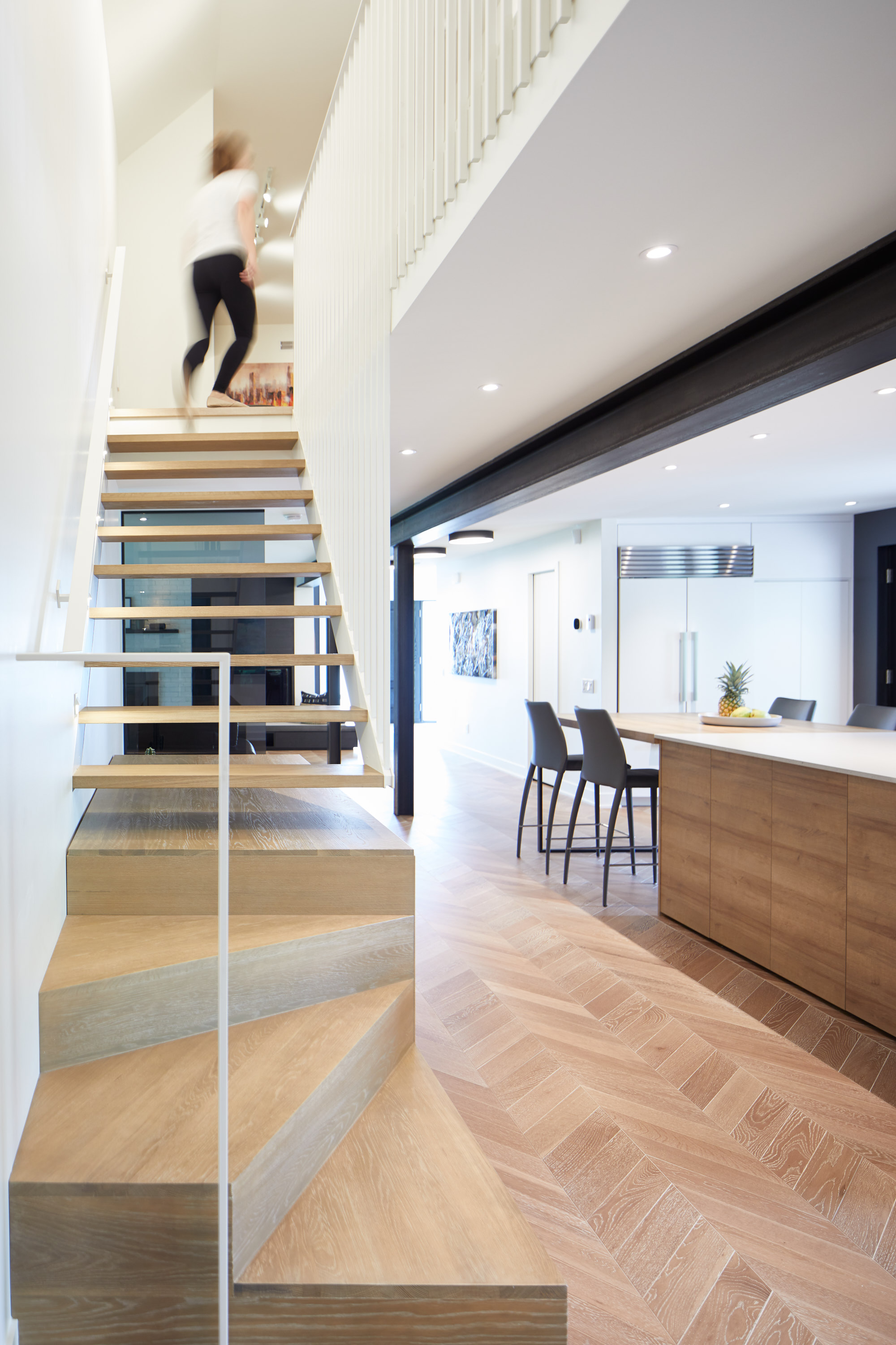 Escalier pour résidence avec cuisine à aire ouverte conçu sur mesure par SLIK Entreprise.