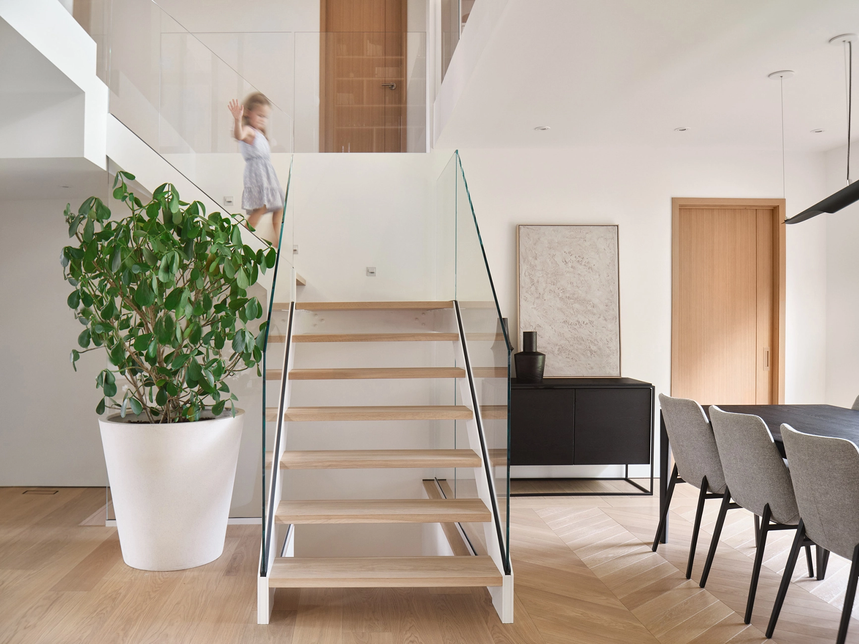 Projet d'escalier en verre et bois réalisé par Slik Entreprise.