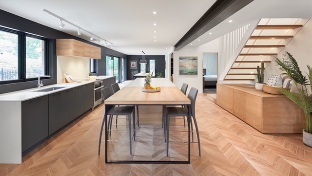 Vue d’ensemble d'un escalier suspendu cuisine moderne résidentiel, intégré à l’espace.