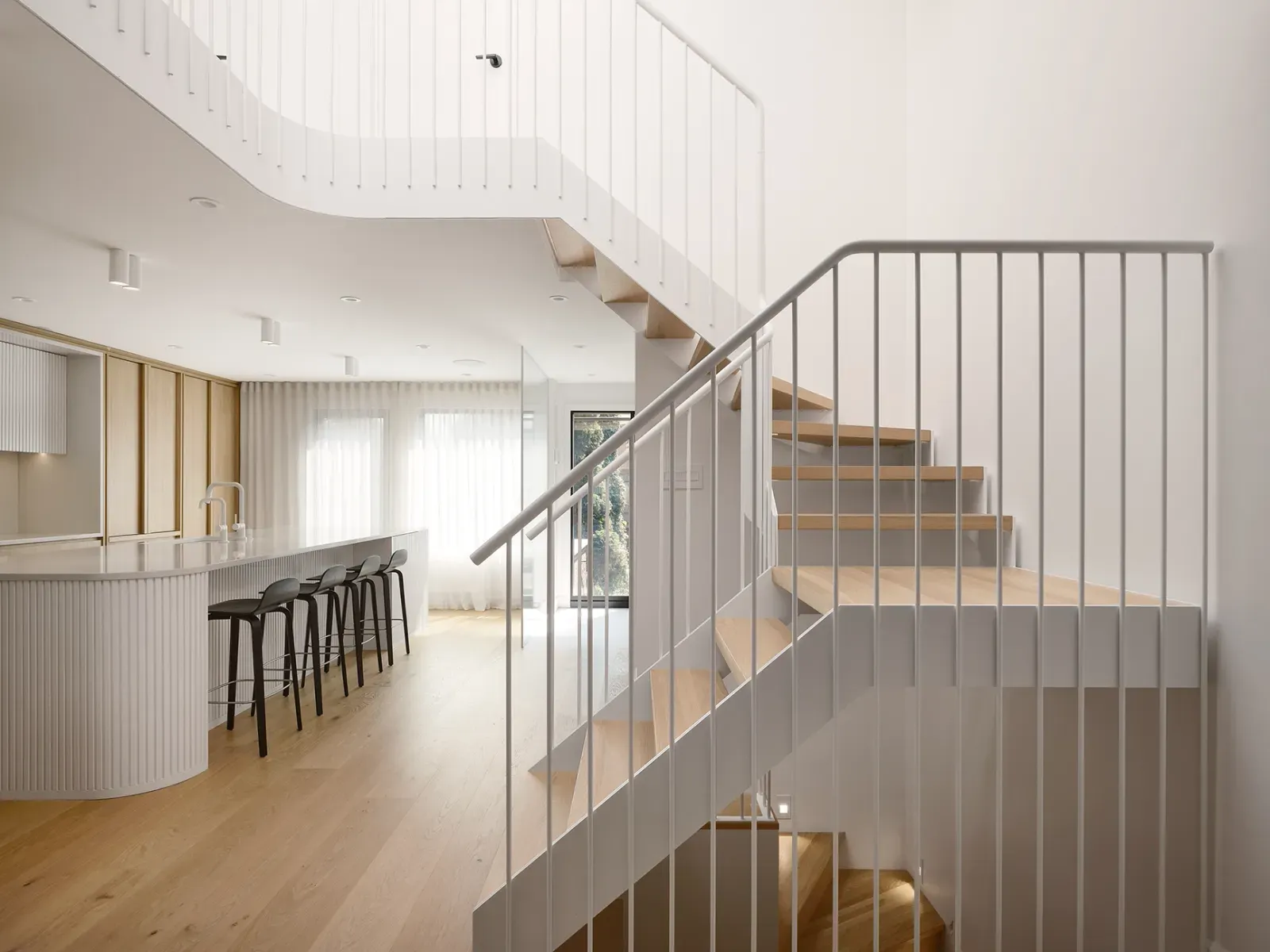 Projet d'escaliers architecturaux pour petits espaces et maisons réalisé par SLIK Entreprise.