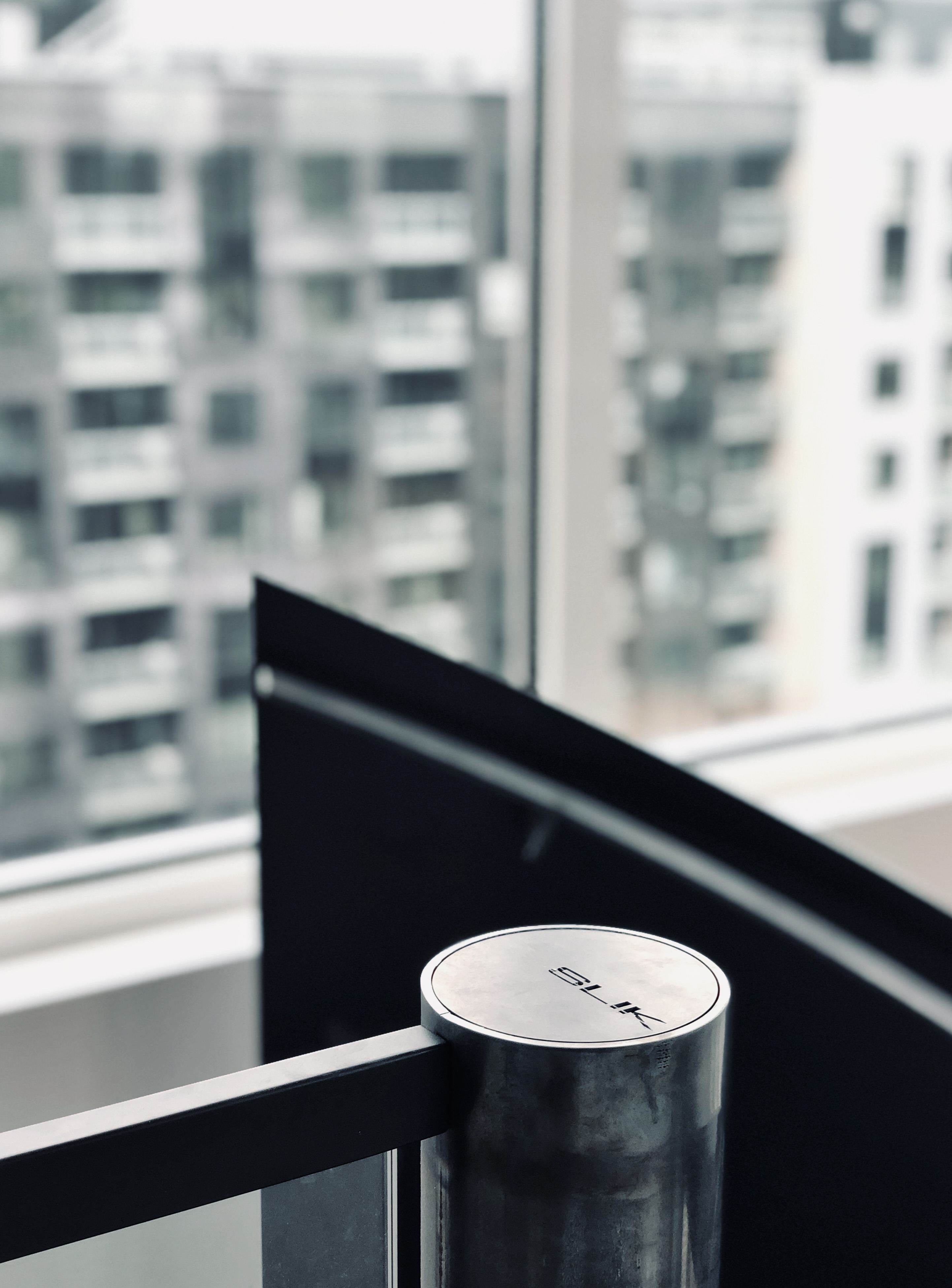 Réalisation haut de gamme : garde corps moderne combinant l'acier et le verre.