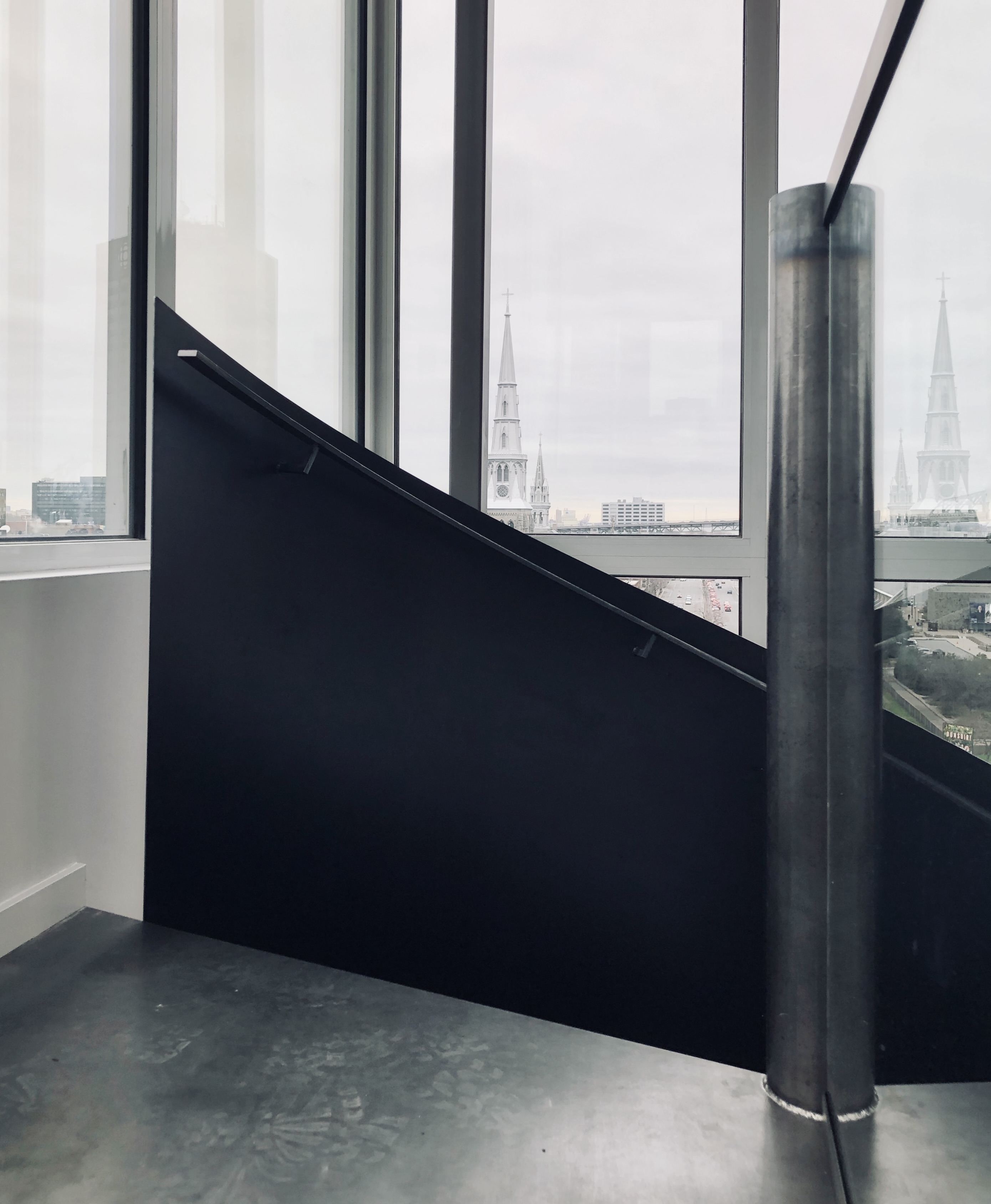 Vue d’ensemble de garde corps moderne, intégré à un design épuré.