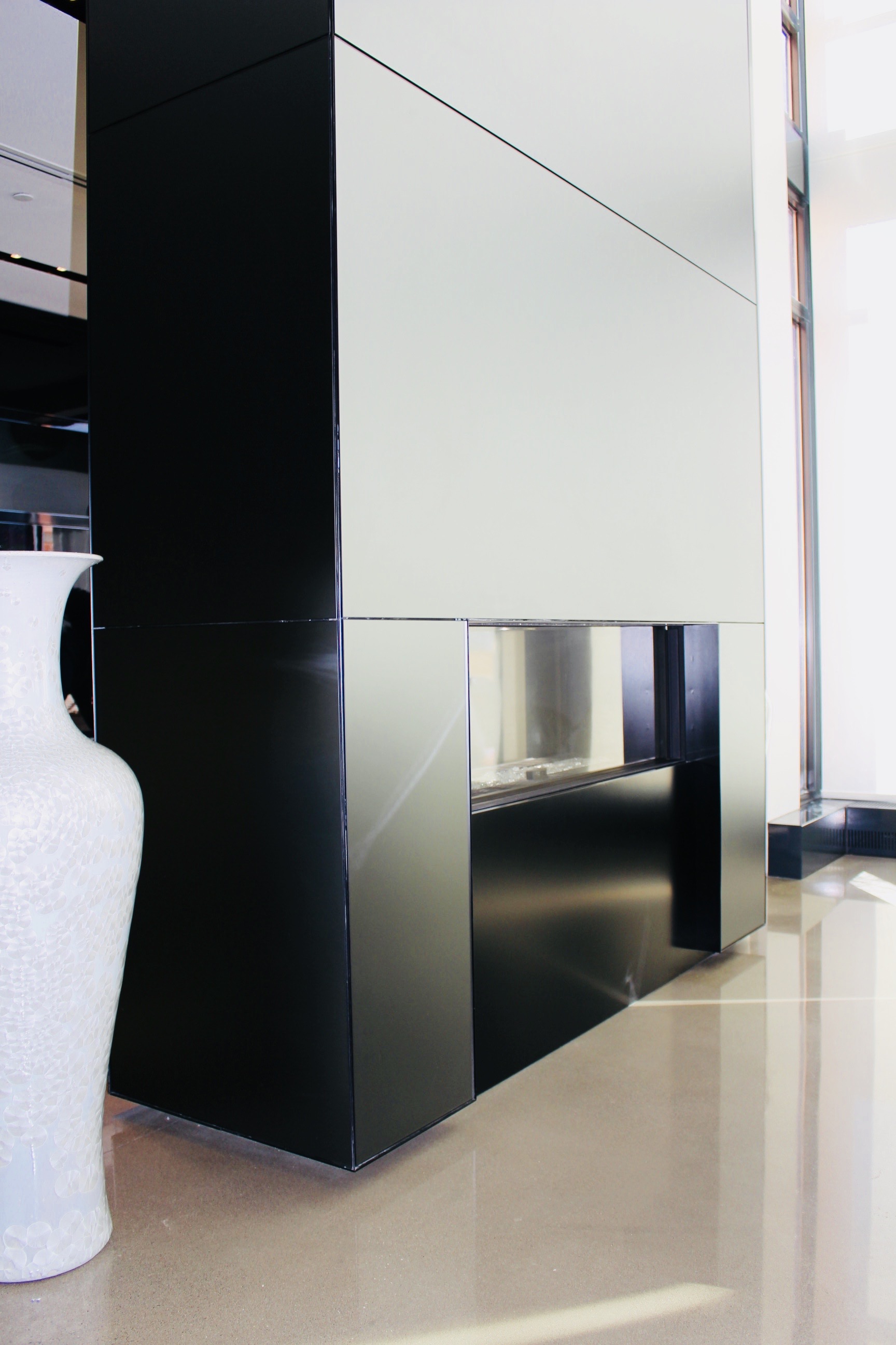 Design épuré manteau de foyer – une touche de modernité signée SLIK Entreprise.