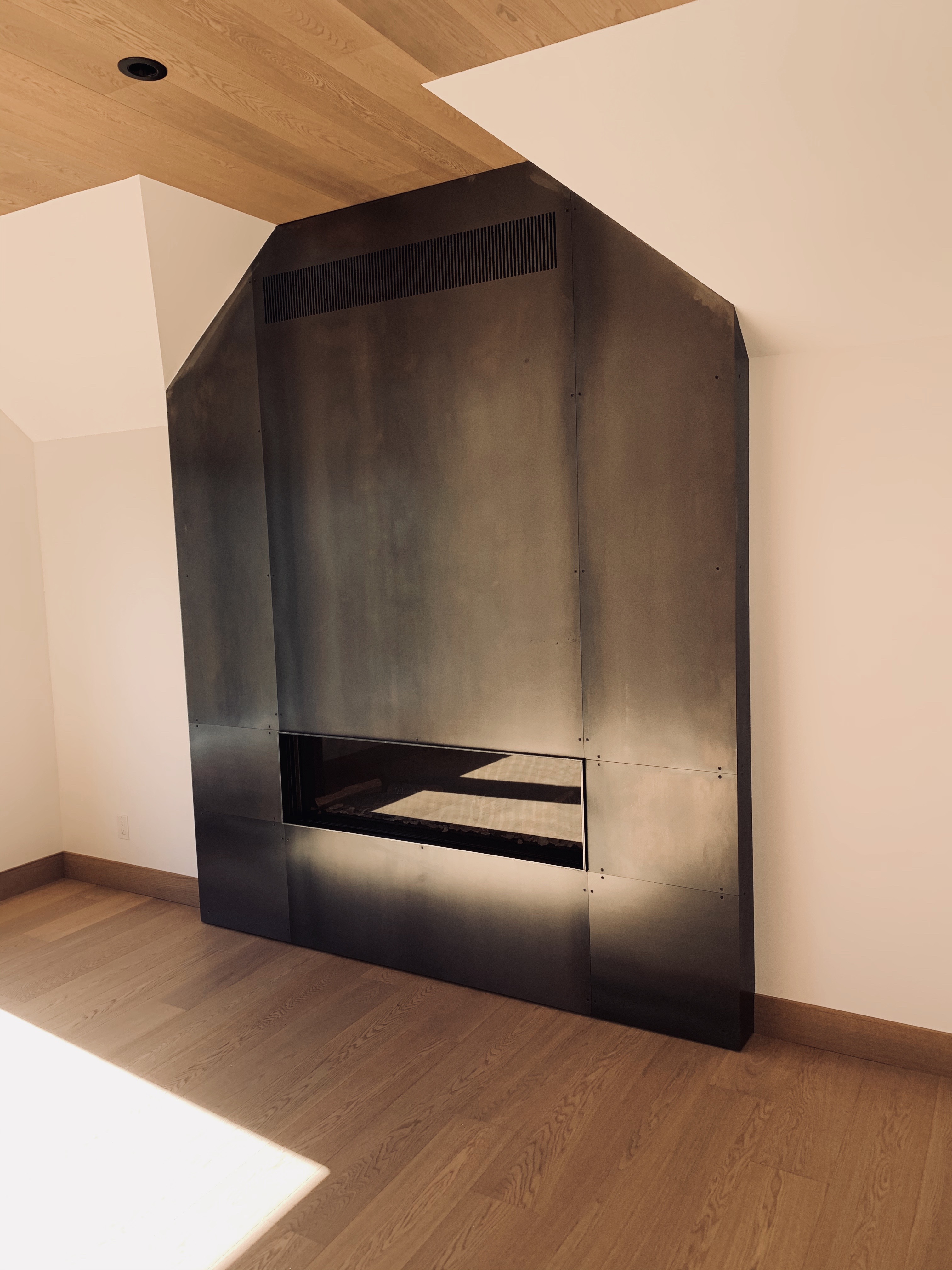 Manteau de foyer pour salon et intégré dans un projet résidentiel