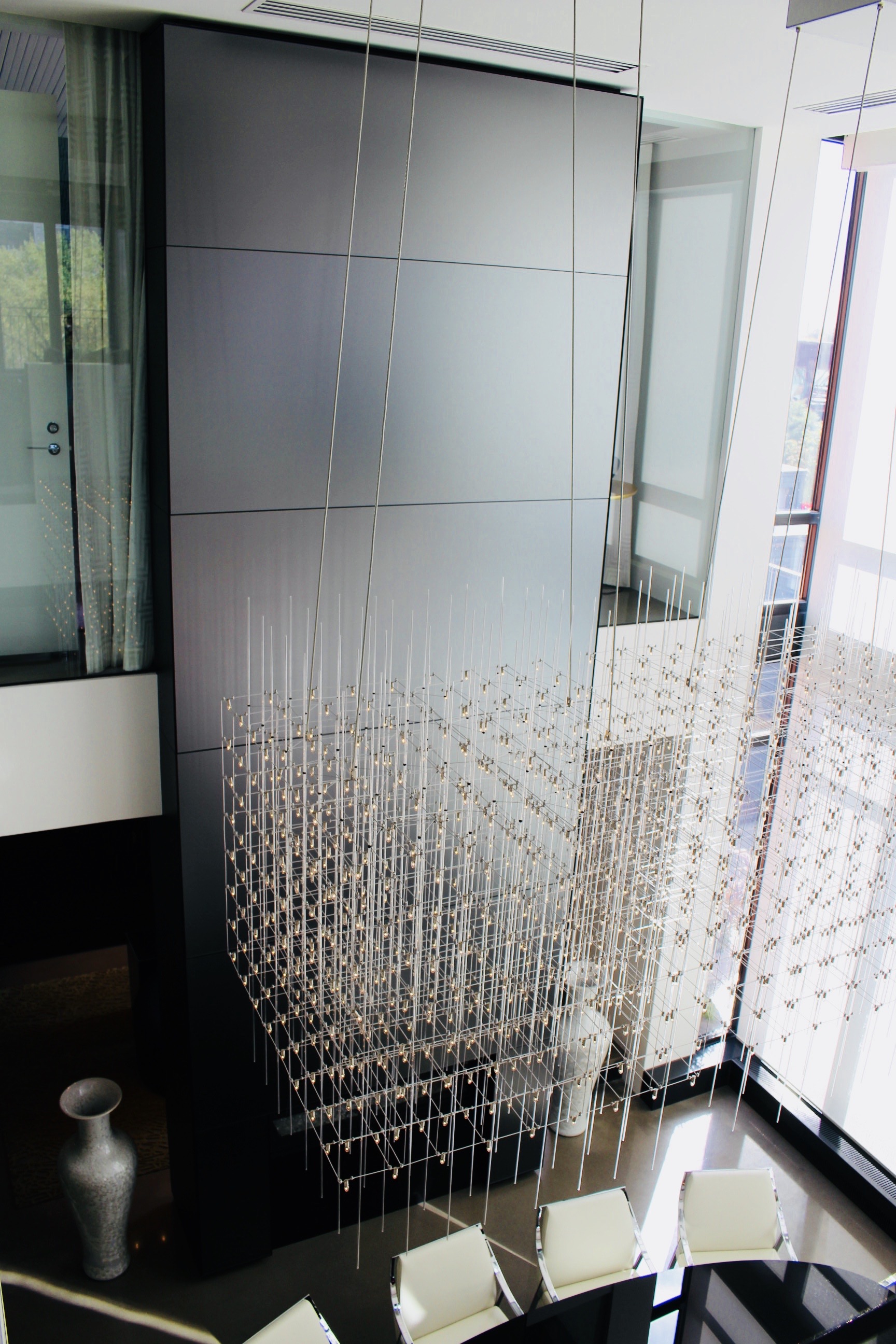 Installation d'un manteau de foyer design aire ouverte et mezzanine