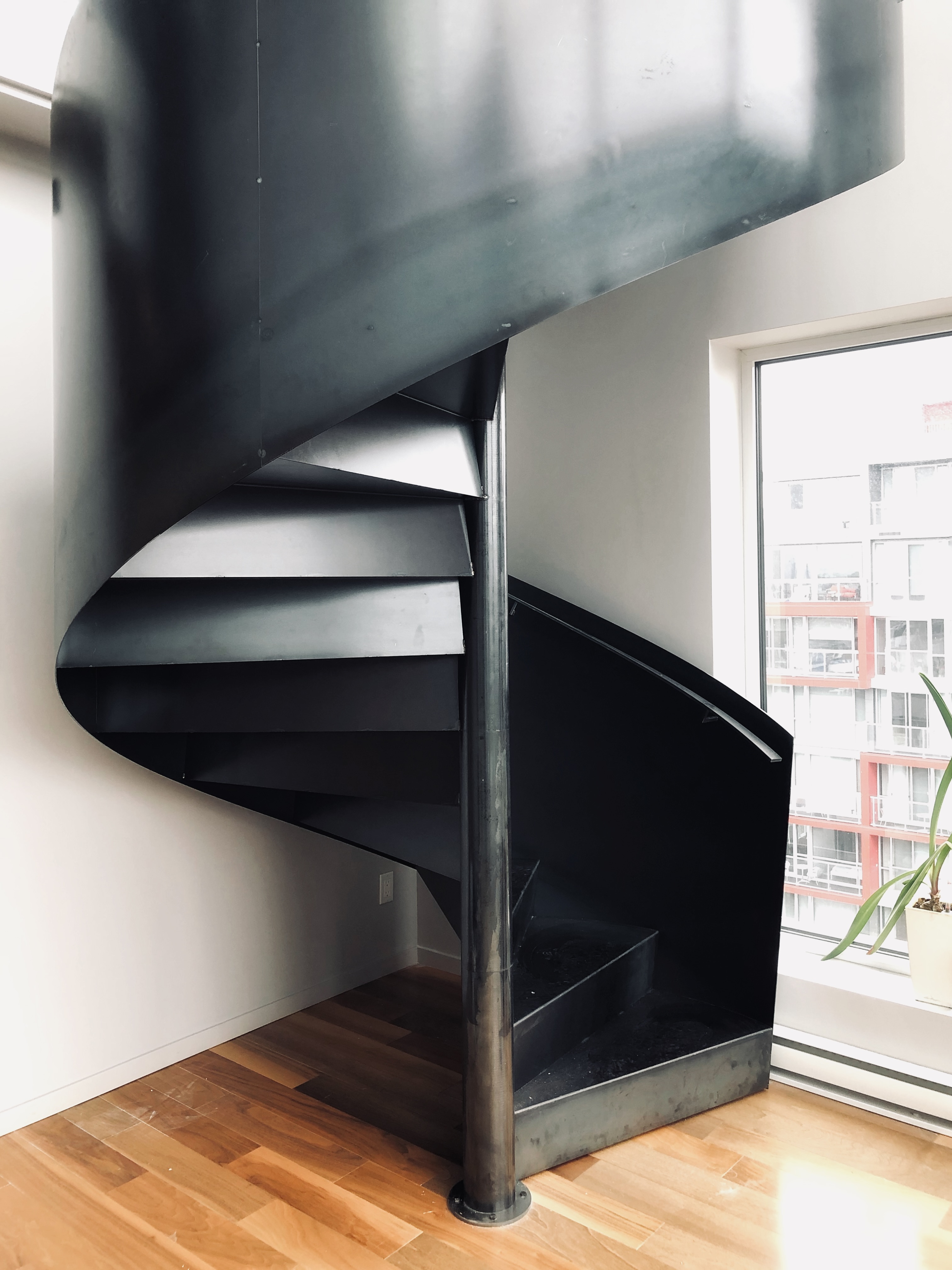 Découvrez nos modèles d'escaliers architecturaux modernes résidentiel et commercial pour un agencement unique et personnalisé.