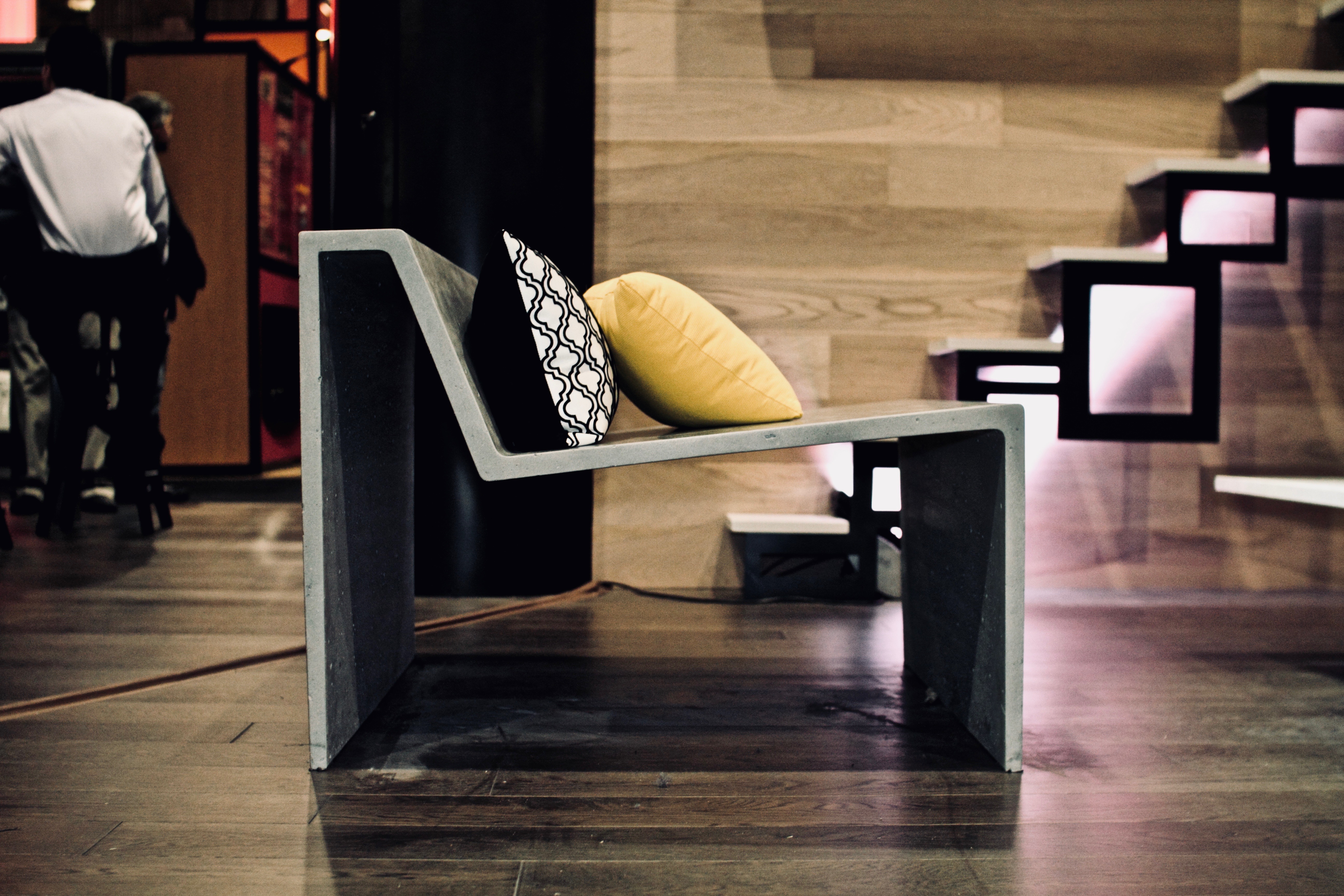 Chaise au look design pour offrir confort élégance à vos invités.