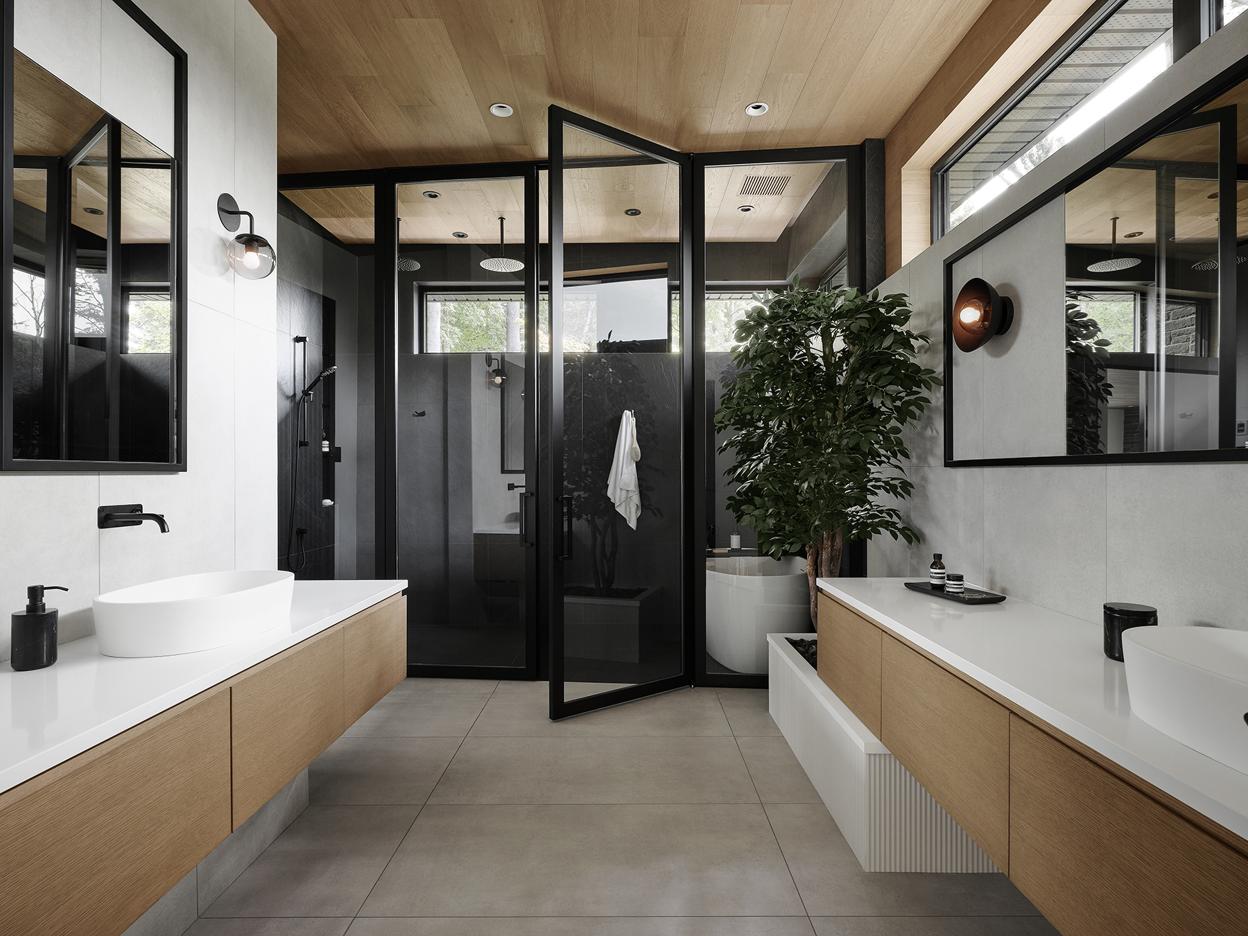 Porte en verre salle de bain conçue sur mesure par SLIK Entreprise.