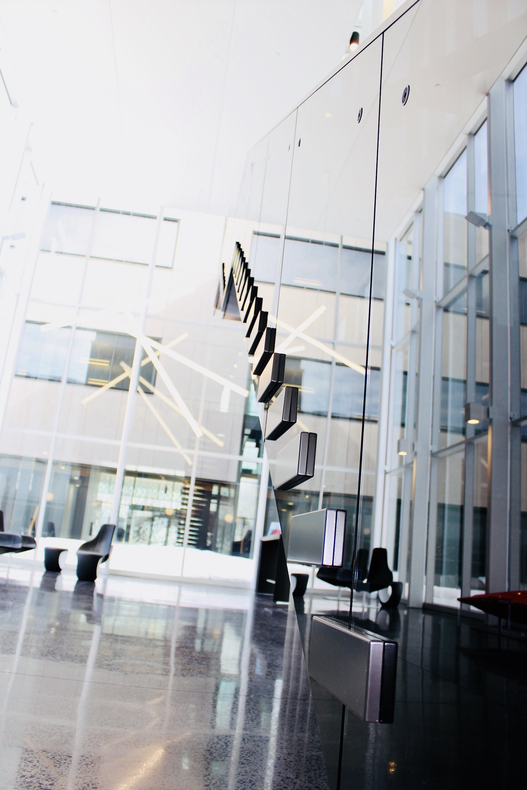 Conception sur mesure escalier architectural sécuritaire pour un espace commercial