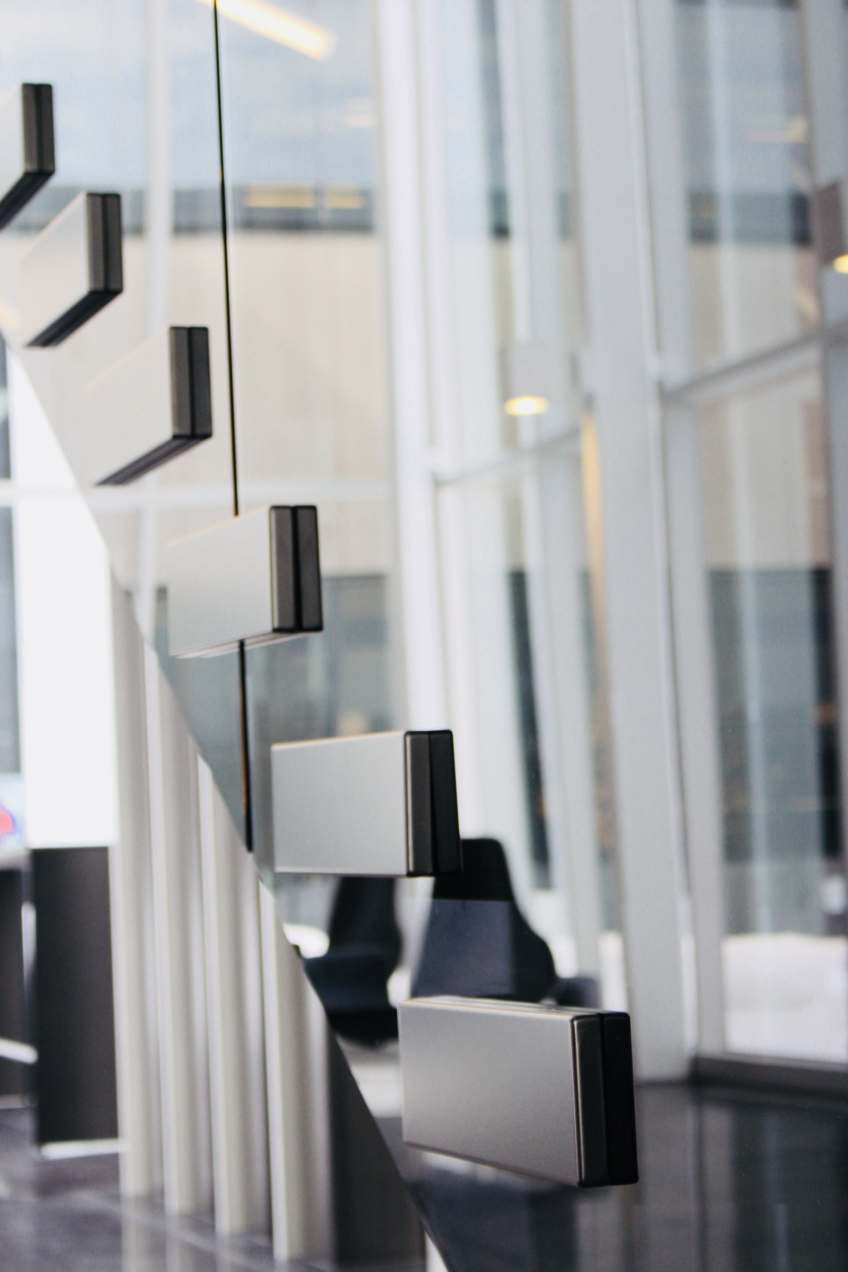 Projet signé SLIK Entreprise : installateur escalier commercial.